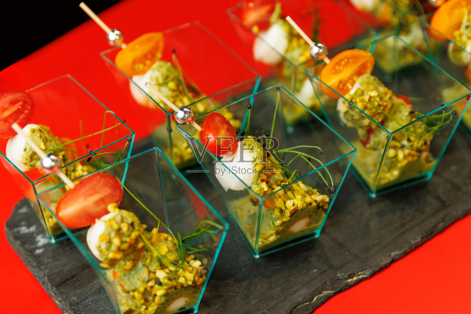 意大利芝士串，配有马苏里拉芝士和圣女果照片摄影图片