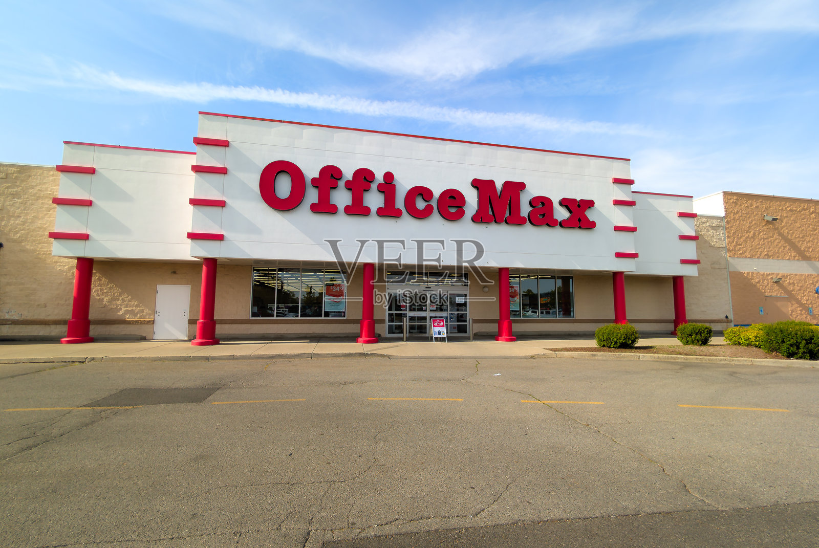 美国922家零售店之一，位于爱达荷州科阿达莱恩的Office Max商店的正面、标志和入口的整体视图。照片摄影图片