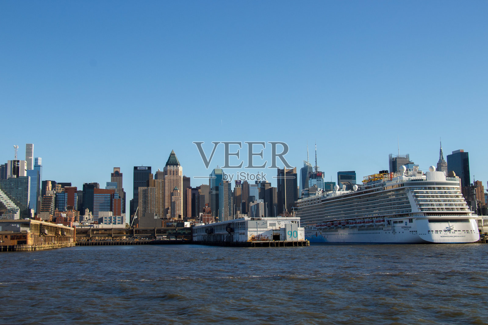 跨大西洋船只与现代摩天大楼天际线照片摄影图片