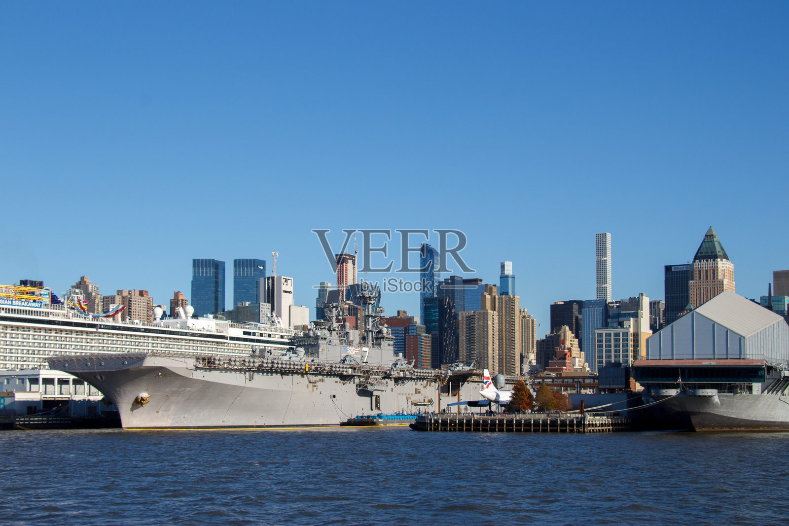 哈德逊河畔的码头,无畏号航空母舰博物馆照片摄影图片
