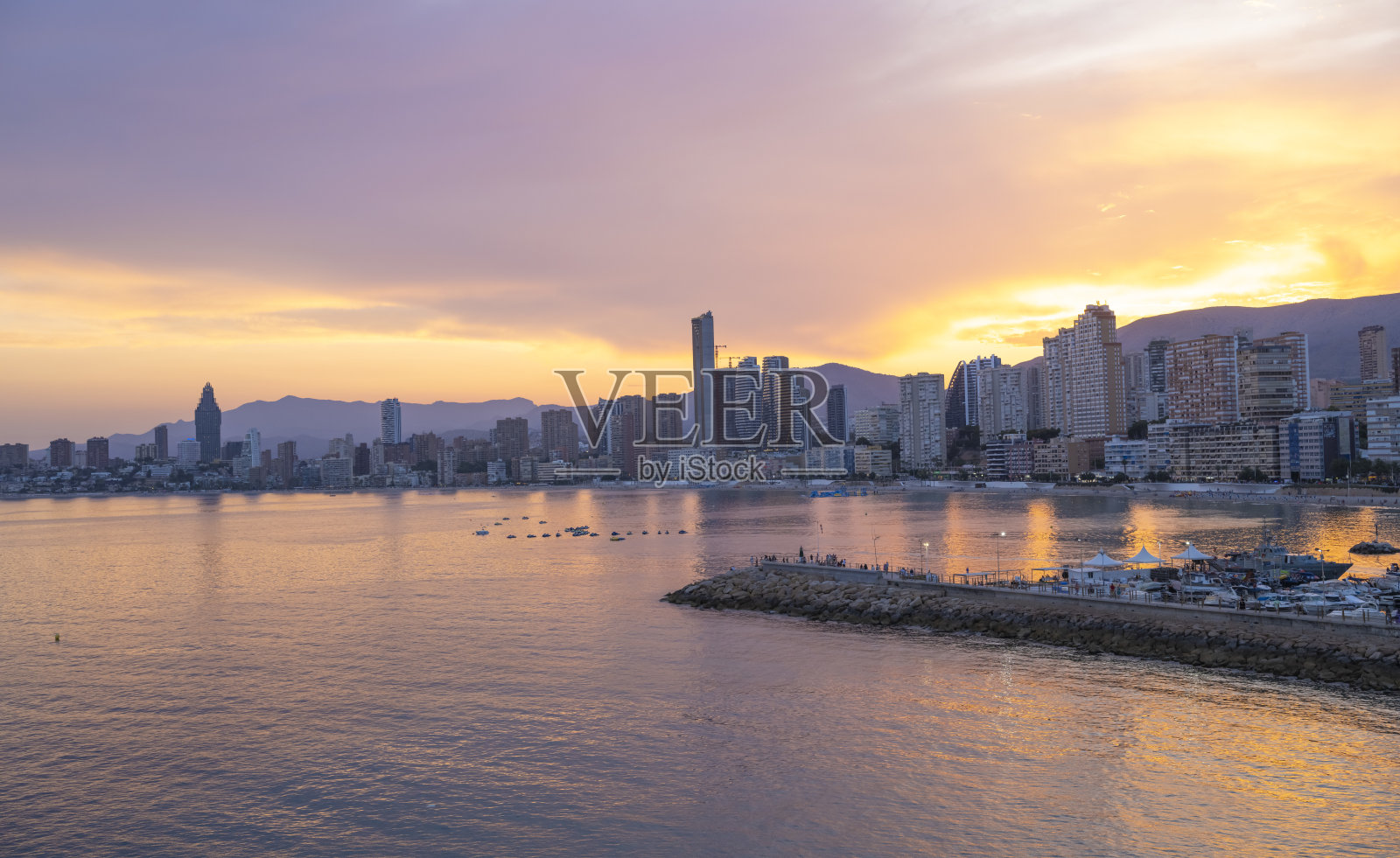 贝尼多姆市天际线上美丽的日落照片摄影图片