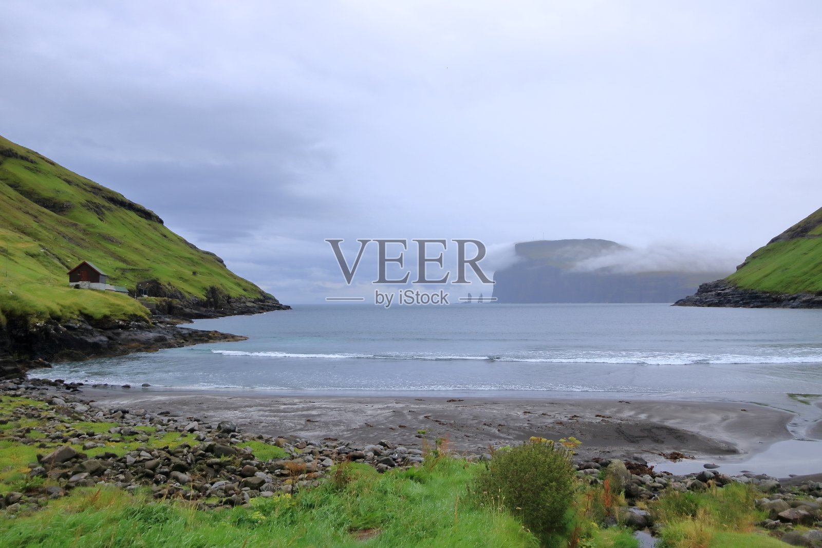 里辛和凯灵，巨人与女巫，从丹麦法罗群岛斯特雷默伊岛的乔努维克眺望照片摄影图片