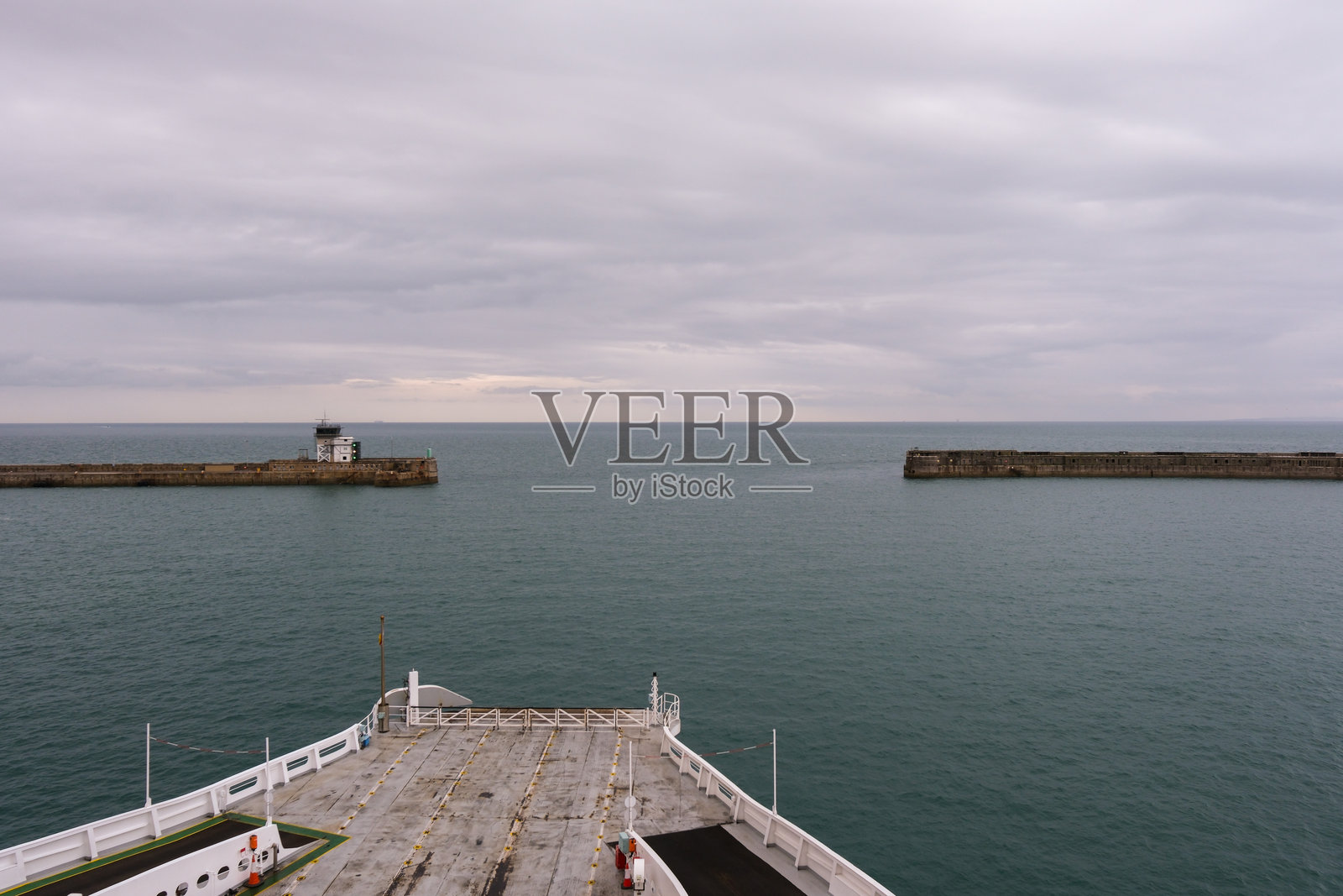 驶离多佛渡轮港和海港，前往法国——展示了港口、海港入口和防波堤。照片摄影图片