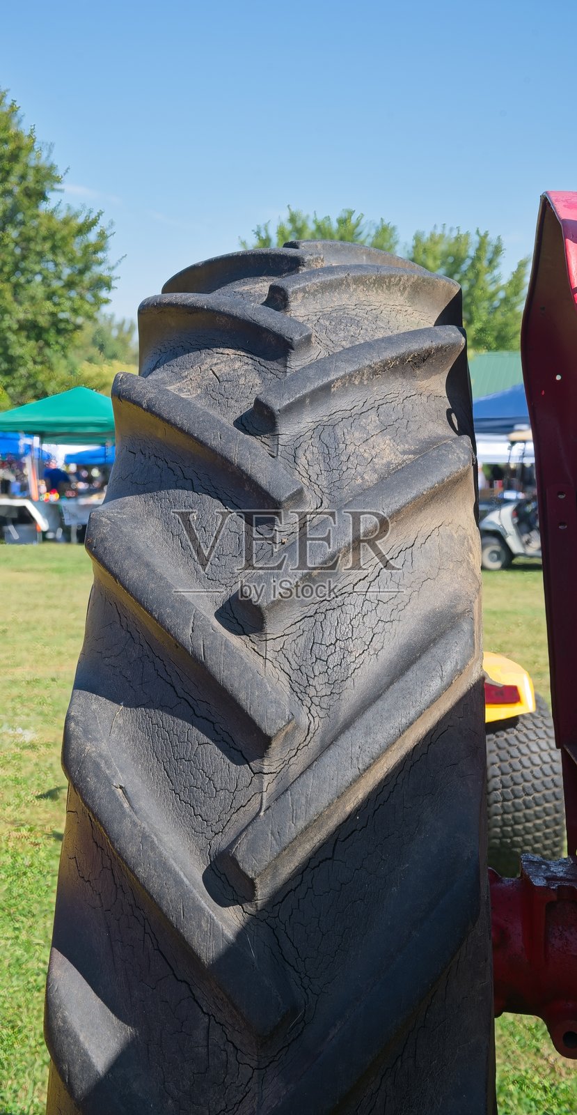 显露老态的拖拉机轮胎照片摄影图片