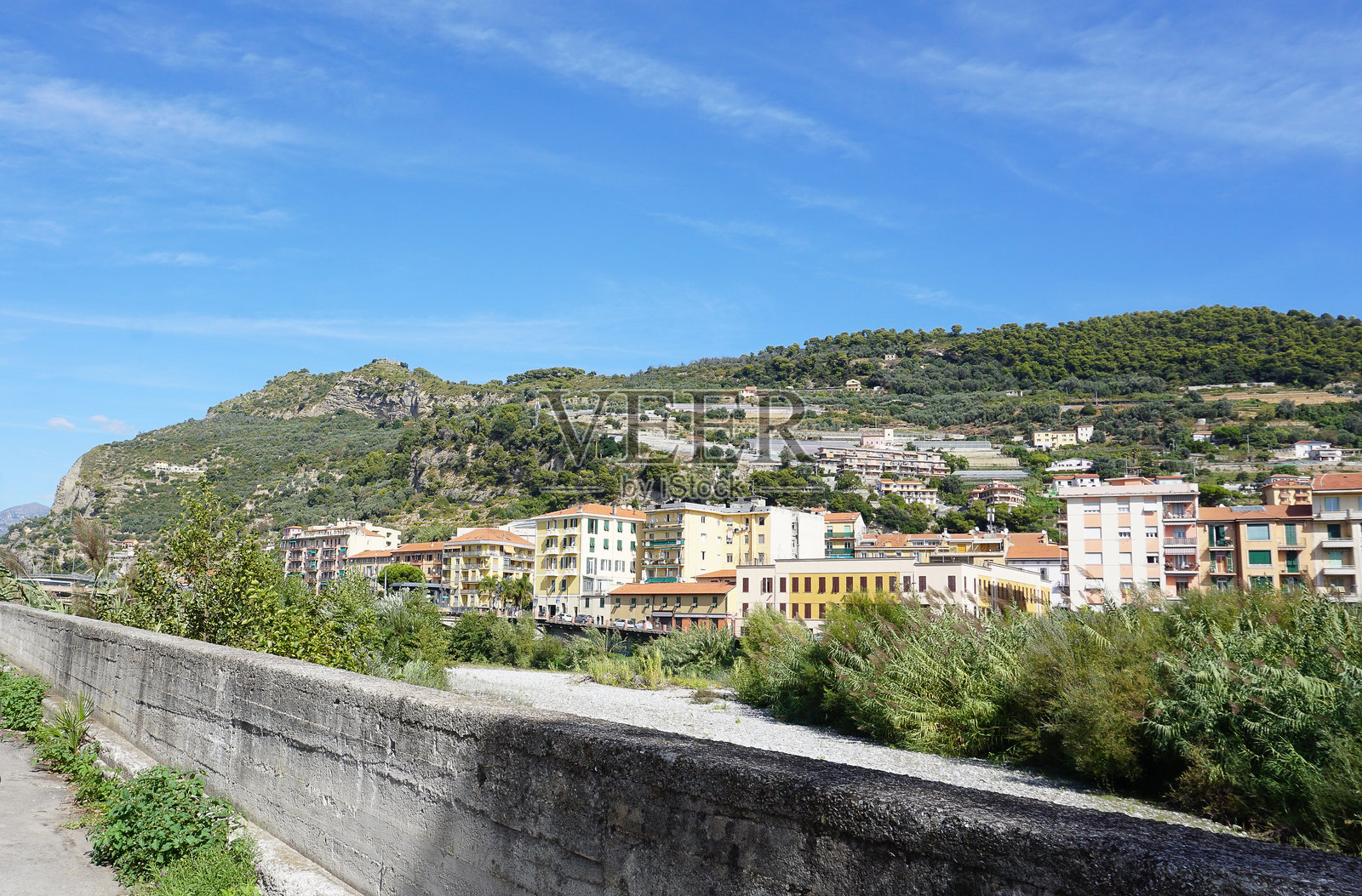 意大利文蒂米利亚老城里色彩缤纷的房屋，在一个美丽的夏日照片摄影图片