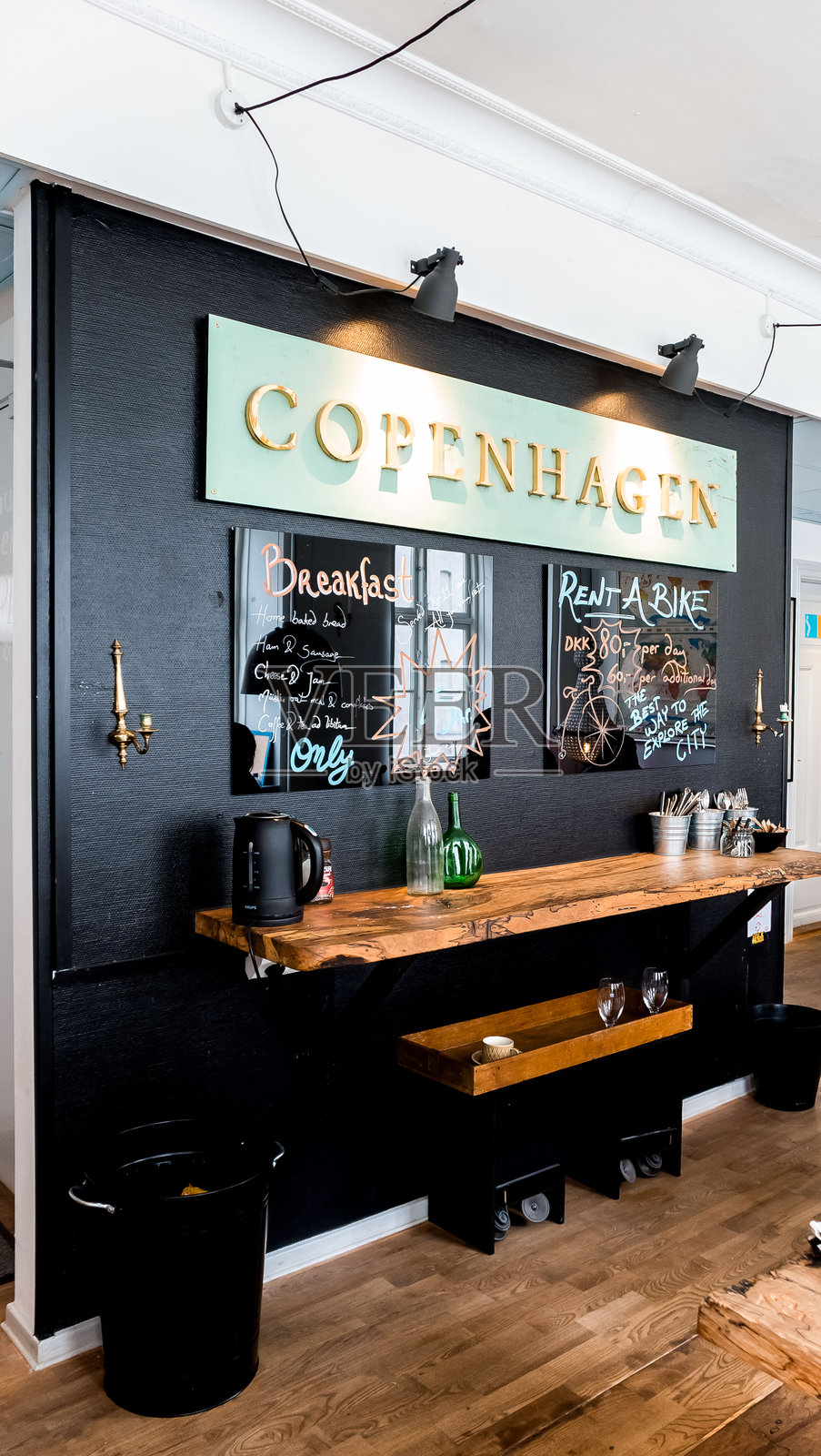 哥本哈根咖啡馆内部，装饰有乡村风格的陈设和黑板招牌照片摄影图片