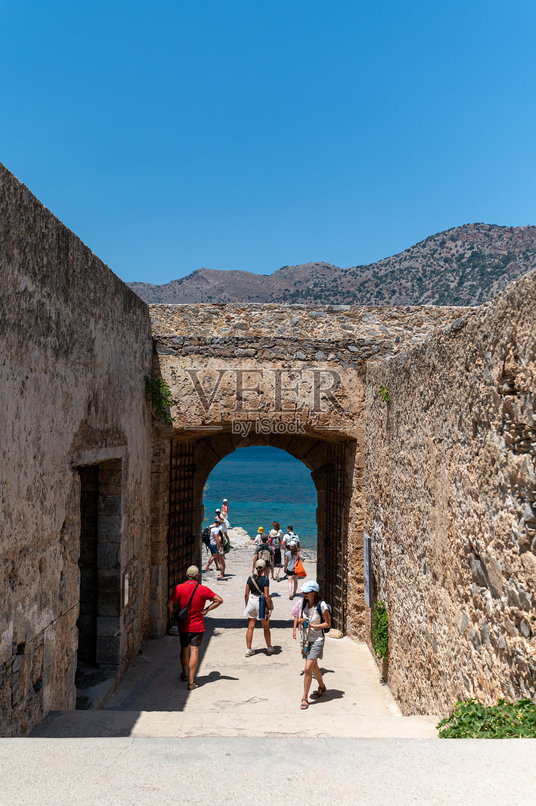 在阳光明媚的日子里,探索希腊克里特岛斯皮纳隆加岛的历史遗迹照片摄影图片