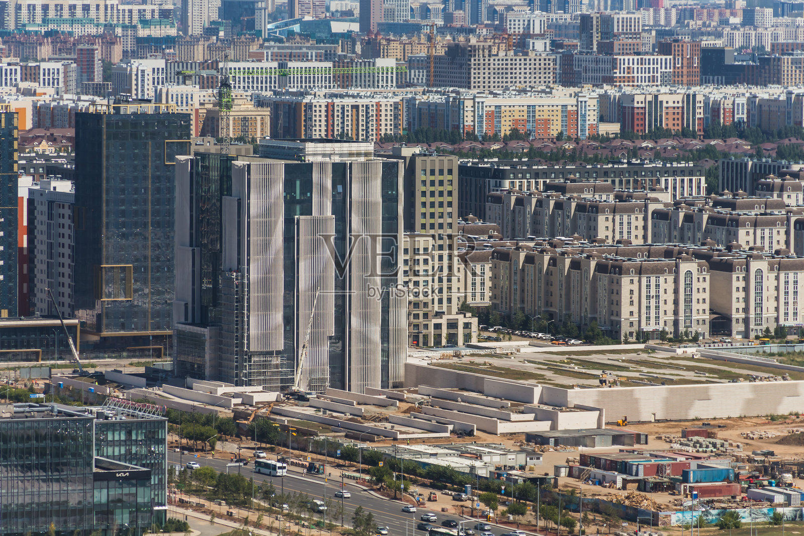 扎哈·哈迪德设计的位于阿斯塔纳的新国家银行大楼正在建设中。城市航拍，包括高层和住宅建筑区。照片摄影图片