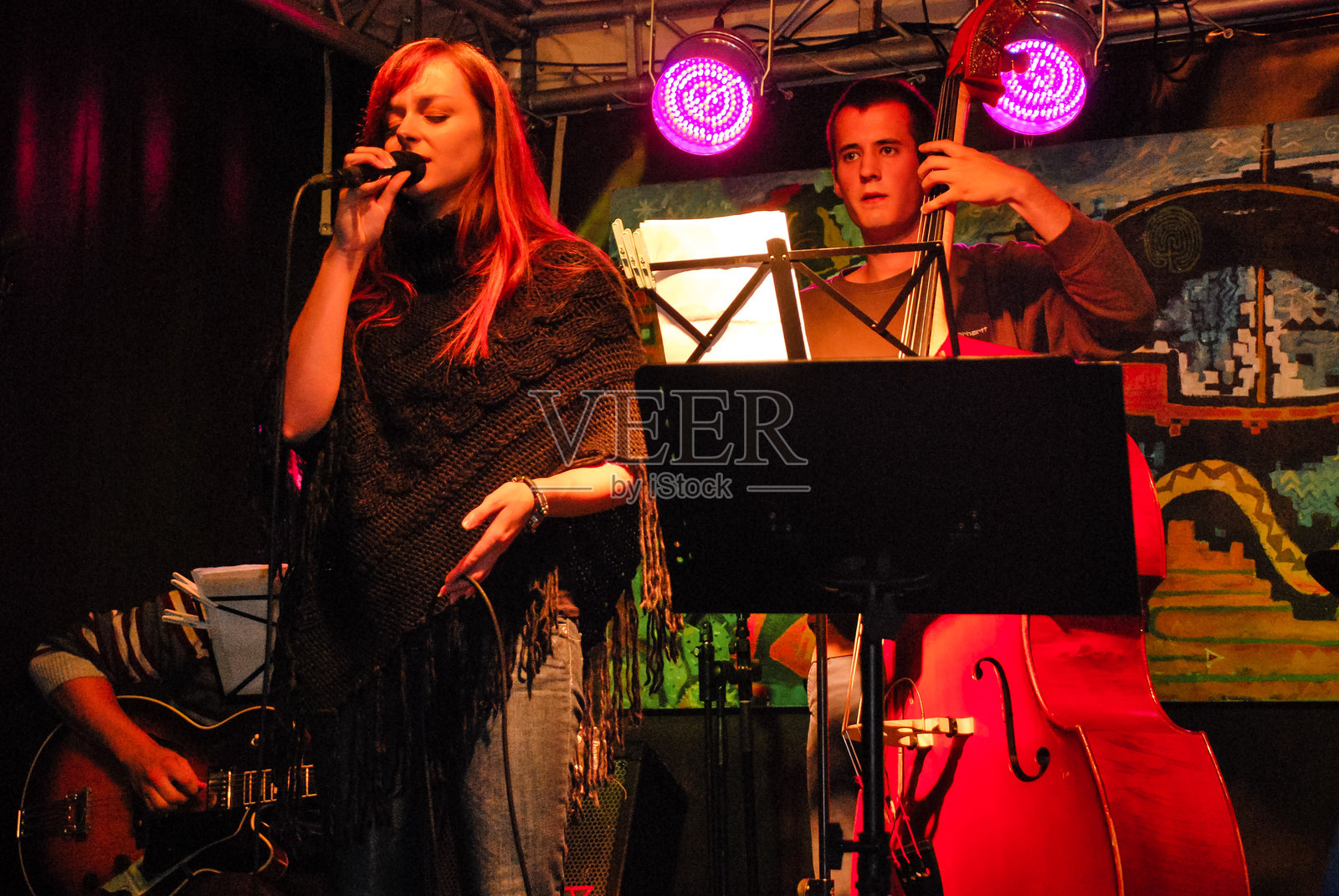 年轻的高加索女歌手和男贝斯手在舞台上现场表演音乐照片摄影图片