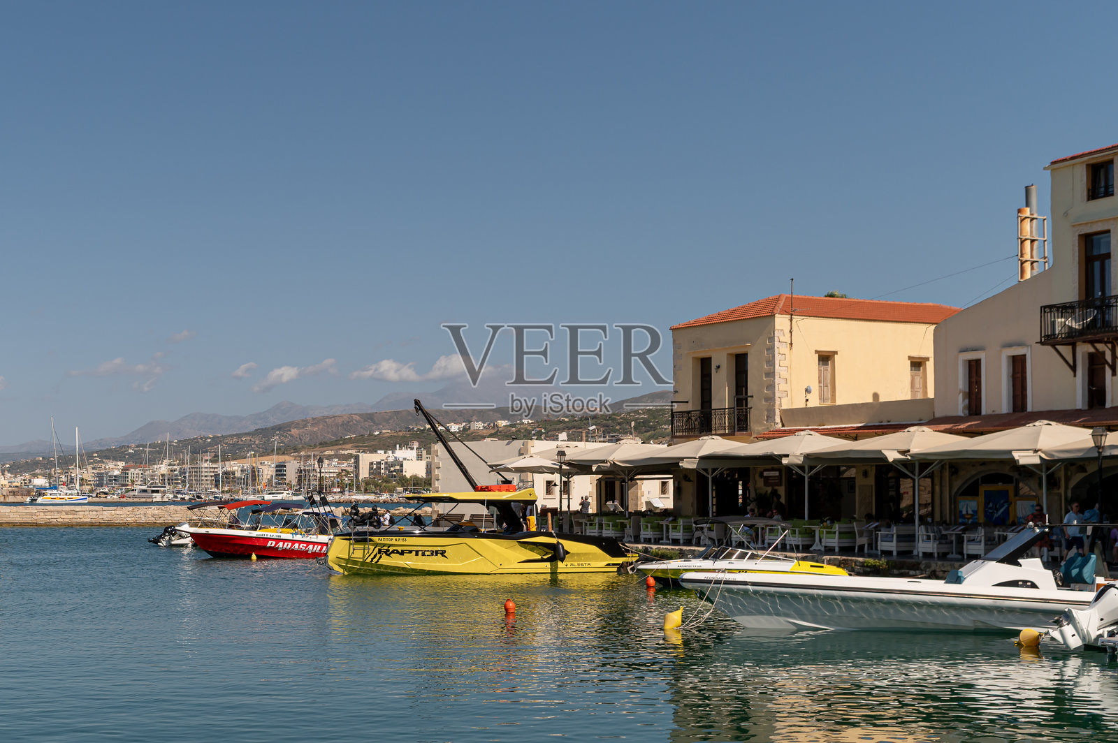 在雷西姆农港享受阳光明媚的一天，附近有船只和咖啡馆照片摄影图片