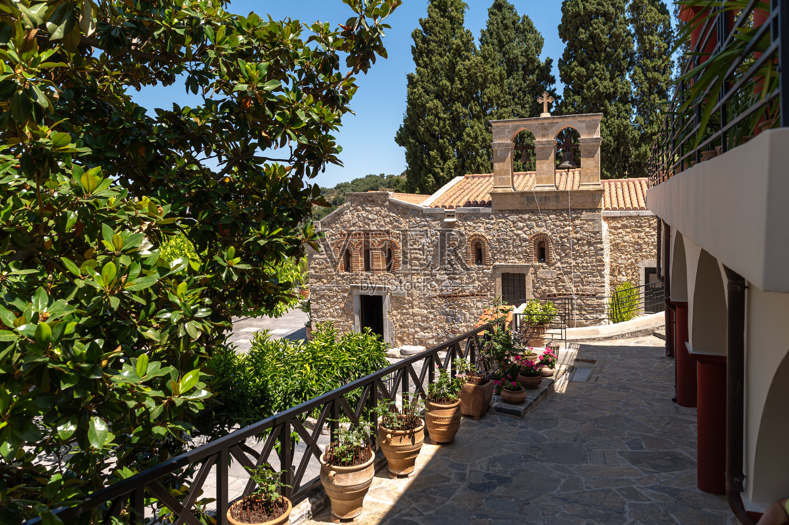 克里特岛的Kardiotissas修道院庭院，绿植繁茂，石砌建筑别具一格照片摄影图片