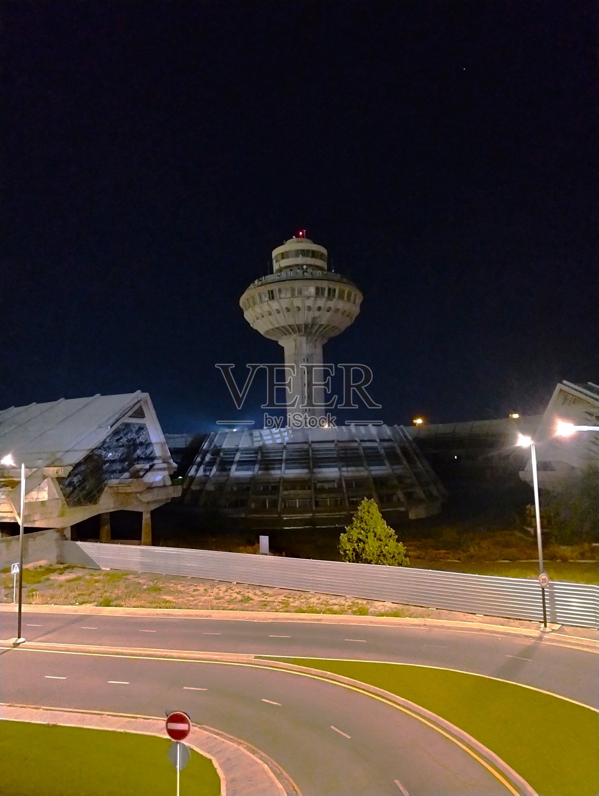 夜间埃里温机场被遗弃的指挥和控制中心照片摄影图片