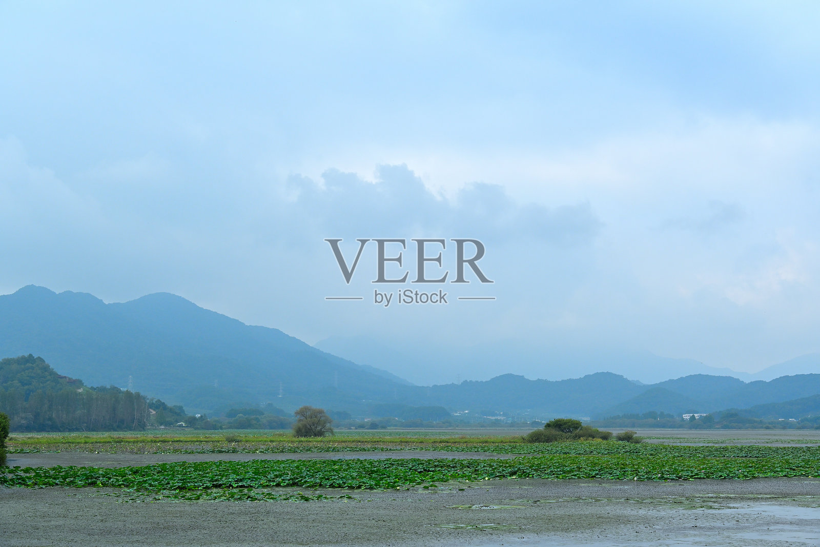 远处的云彩、山脉、湖泊和水生生物照片摄影图片