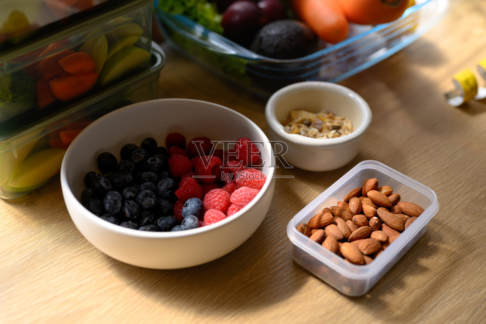 健康食品覆盆子和蓝莓配杏仁和谷物，俯视角度，留有复制空间照片摄影图片