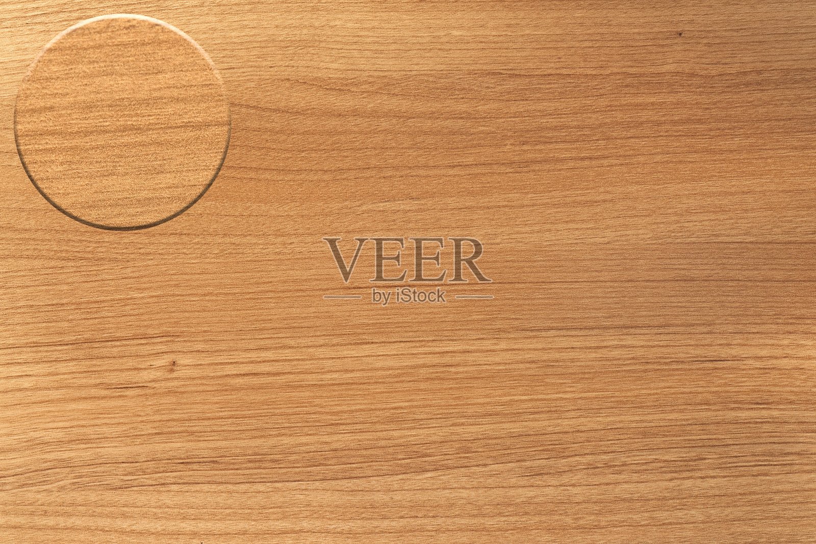 带有圆形镂空的天然木纹，展示了木纹图案和温暖色调的美感，非常适合设计和创意项目照片摄影图片