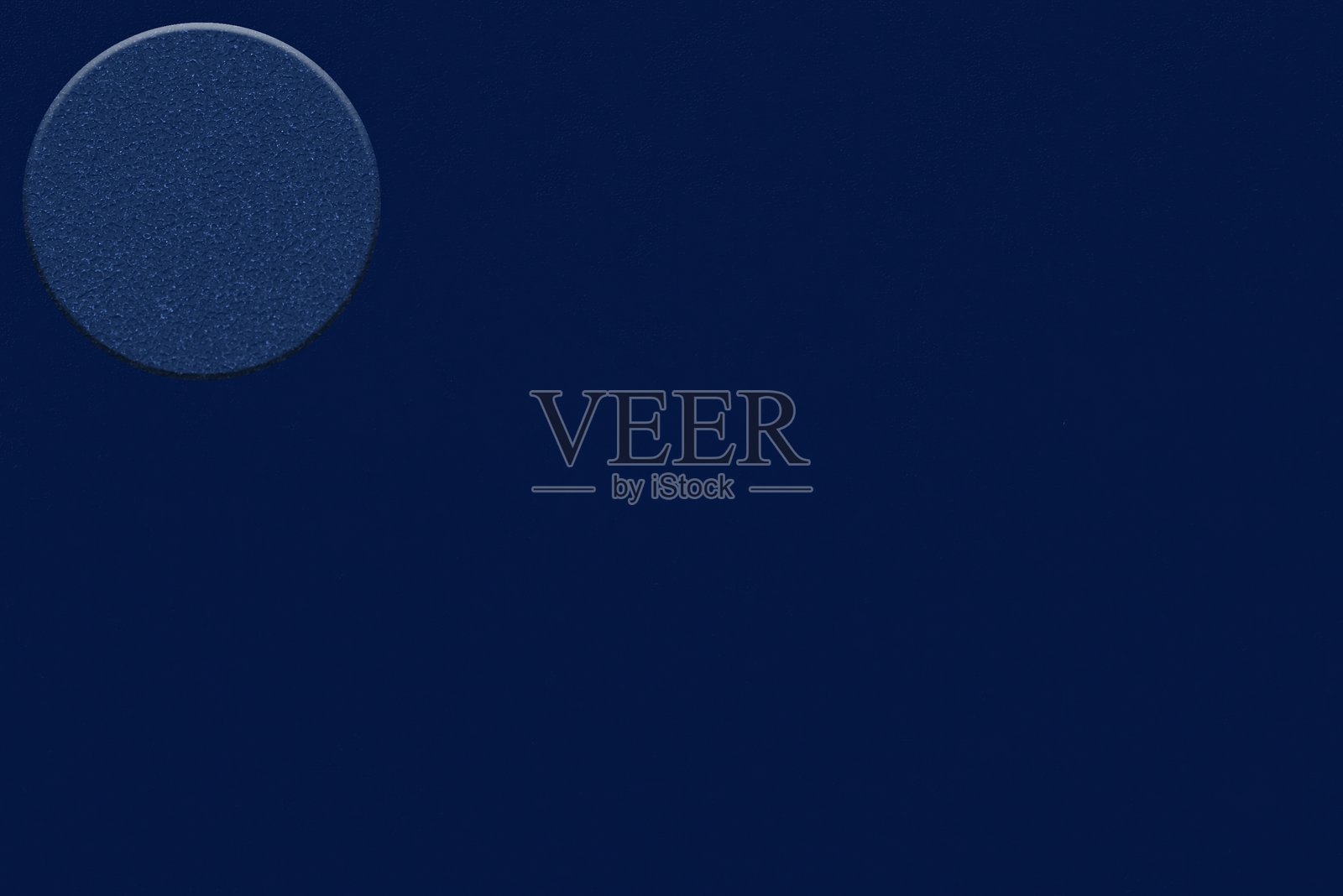 深蓝色哑光背景，带有微妙的圆形纹理，营造出宁静而现代的视觉氛围，适合设计项目和演示文稿照片摄影图片