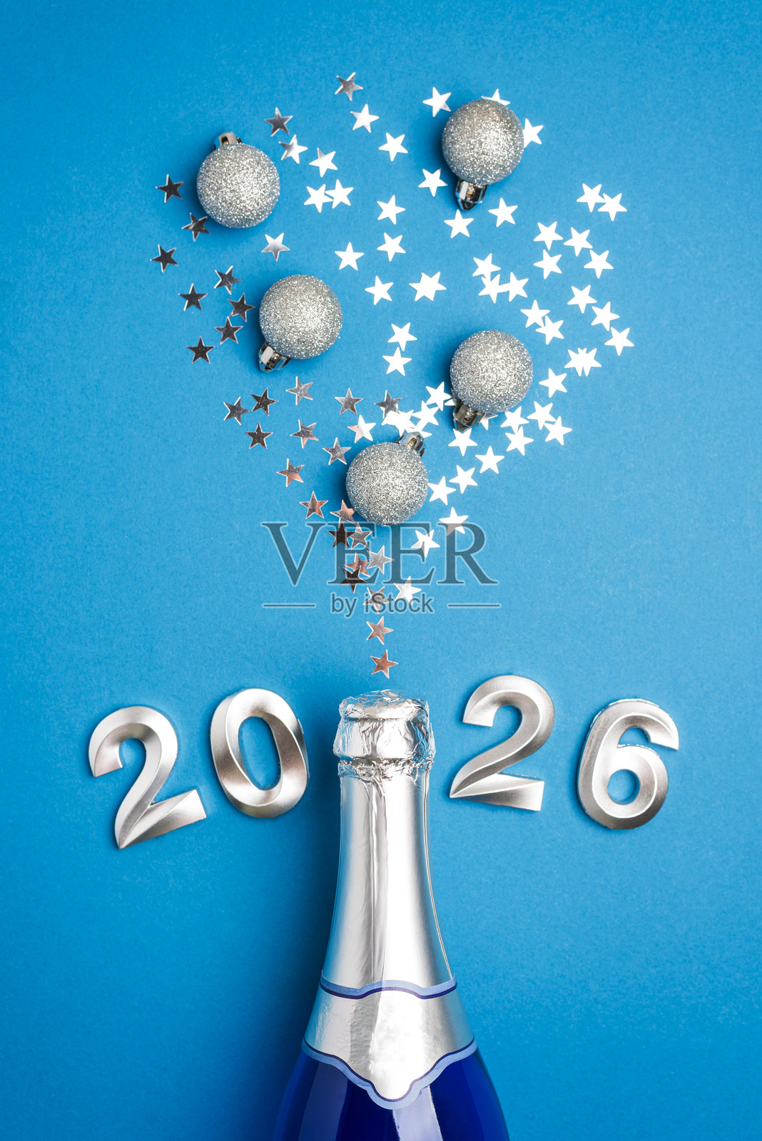 2026新年香槟庆祝，蓝色背景上的银色纸屑照片摄影图片