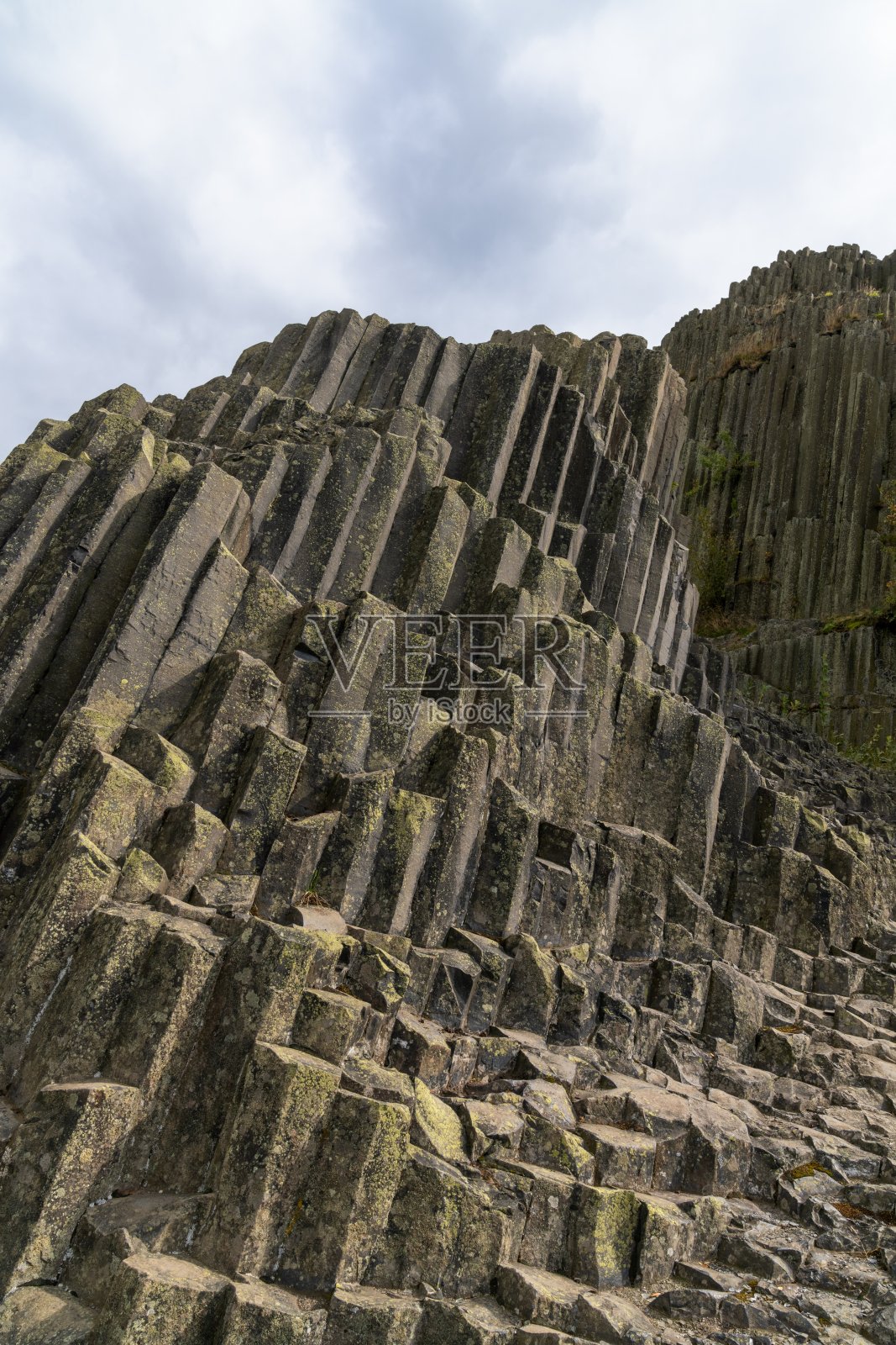 捷克共和国北部地标性建筑帕斯卡拉岩石柱玄武岩地质构造的特写视图照片摄影图片