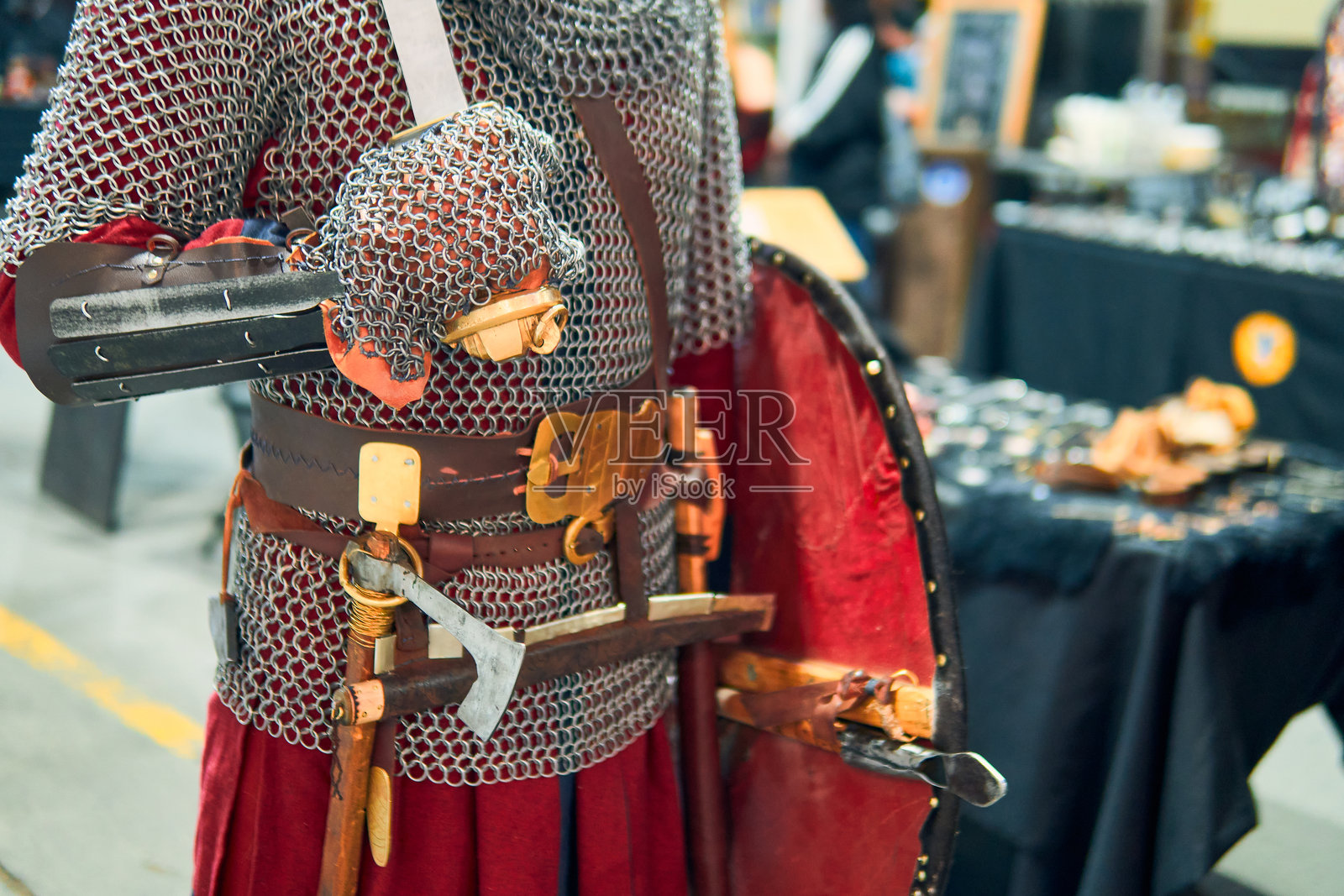 身着闪亮盔甲，手持剑，佩戴饰品的欧洲中世纪骑士肖像照片摄影图片