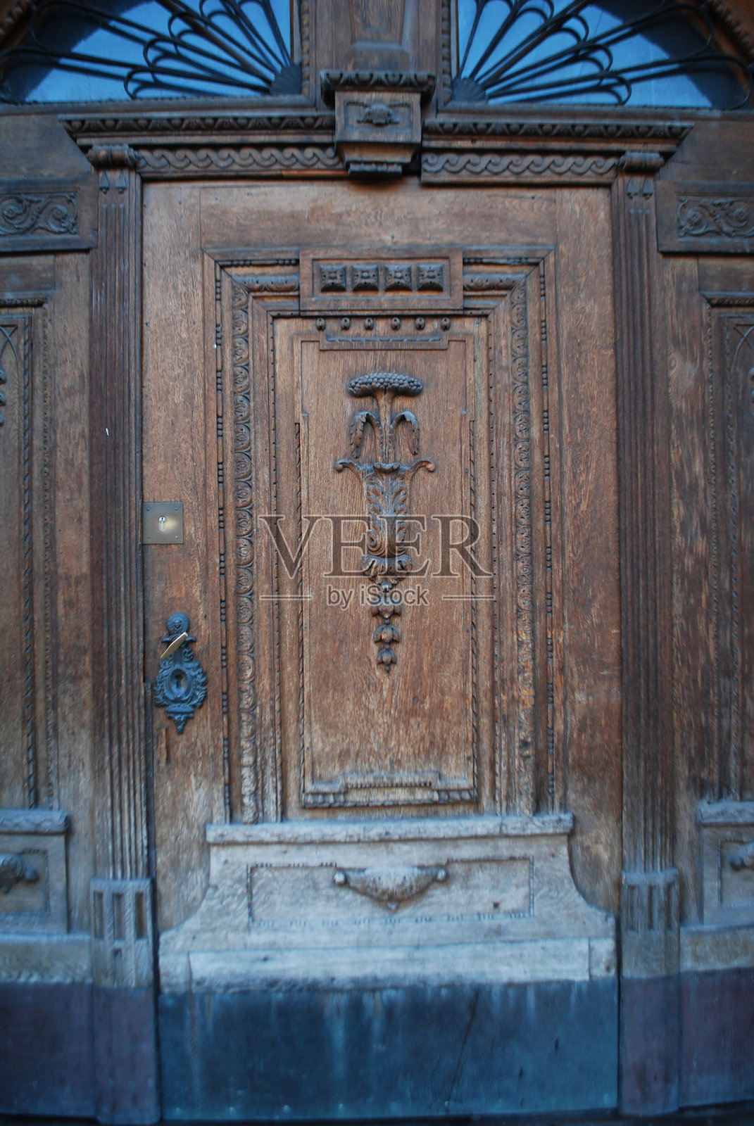 德国奥格斯堡的带象征性雕刻的古董门照片摄影图片