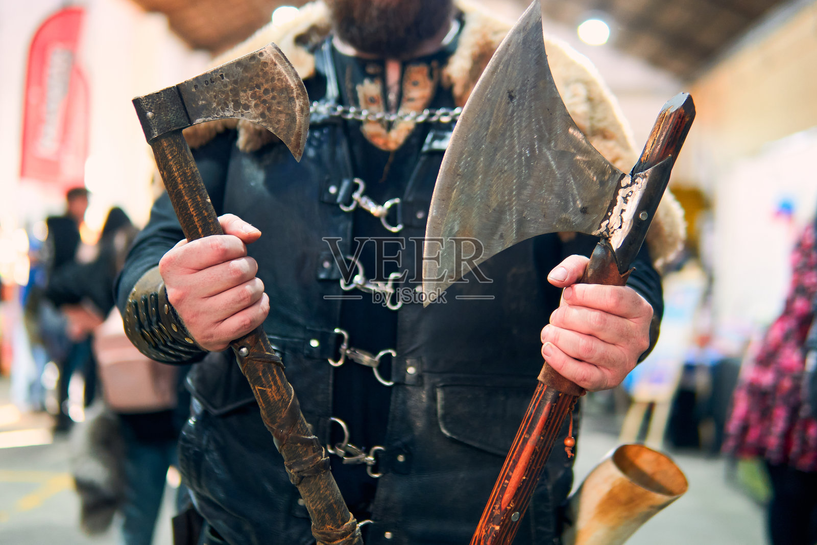 古代中世纪战士的手臂和斧头视角照片摄影图片