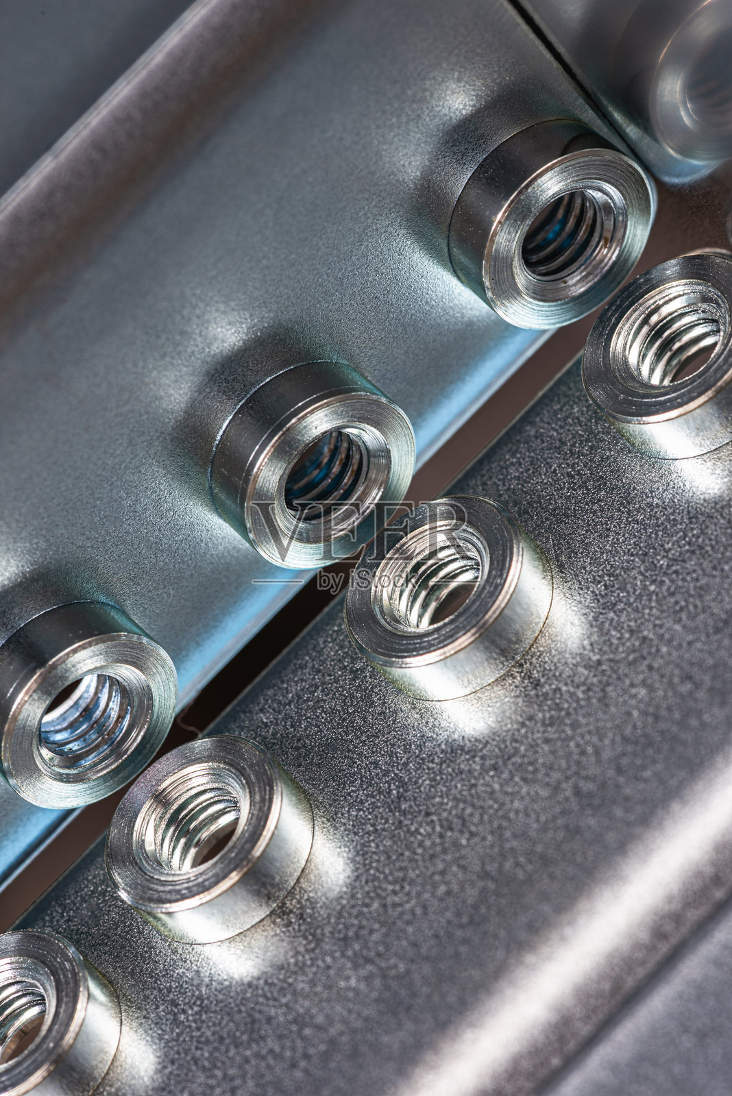 钢板和螺纹孔，原始金属质感和光线照片摄影图片