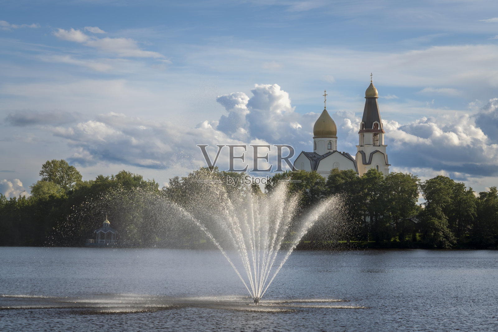 俄罗斯圣彼得堡，塞斯特罗列茨克，塞斯特罗列茨克水库岸边的彼得保罗使徒教堂照片摄影图片
