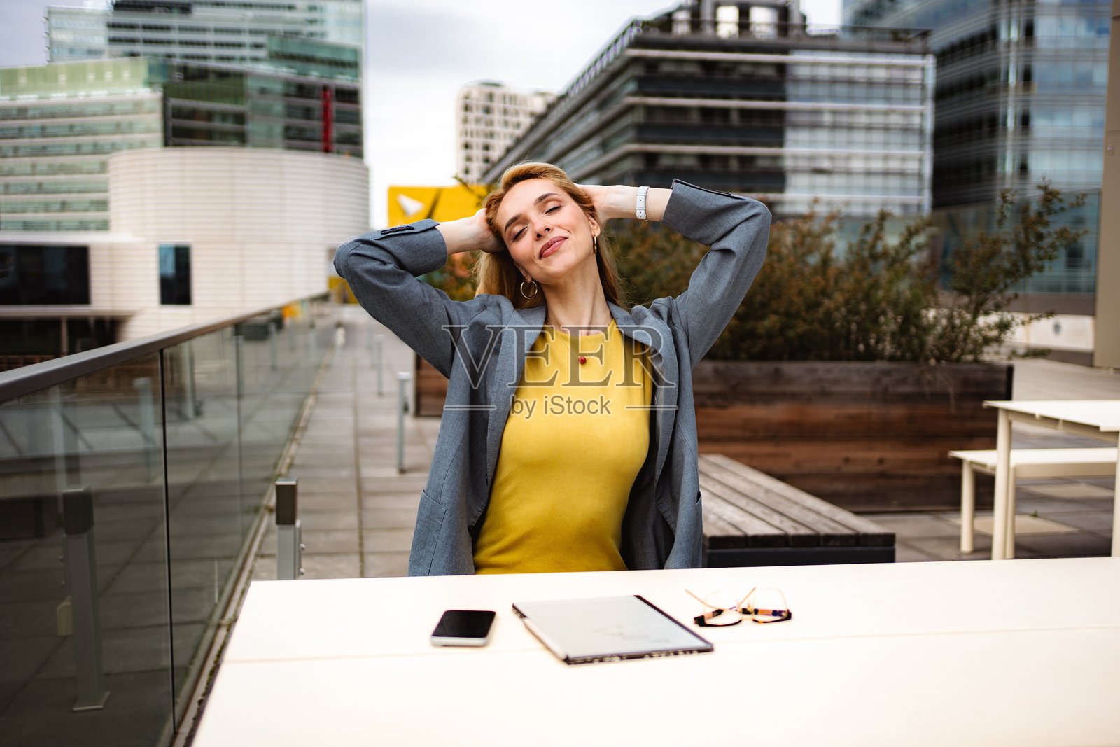 女商人正在城市屋顶露台上享受悠闲的休息时光照片摄影图片