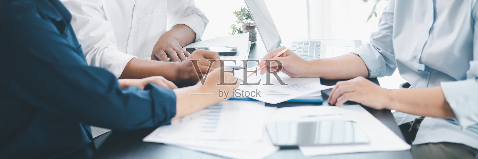 全景展示公司团队合作，人们在办公室会议中讨论财务报告、指着图表、规划商业策略、分析数据并协作，以取得专业成功。照片摄影图片