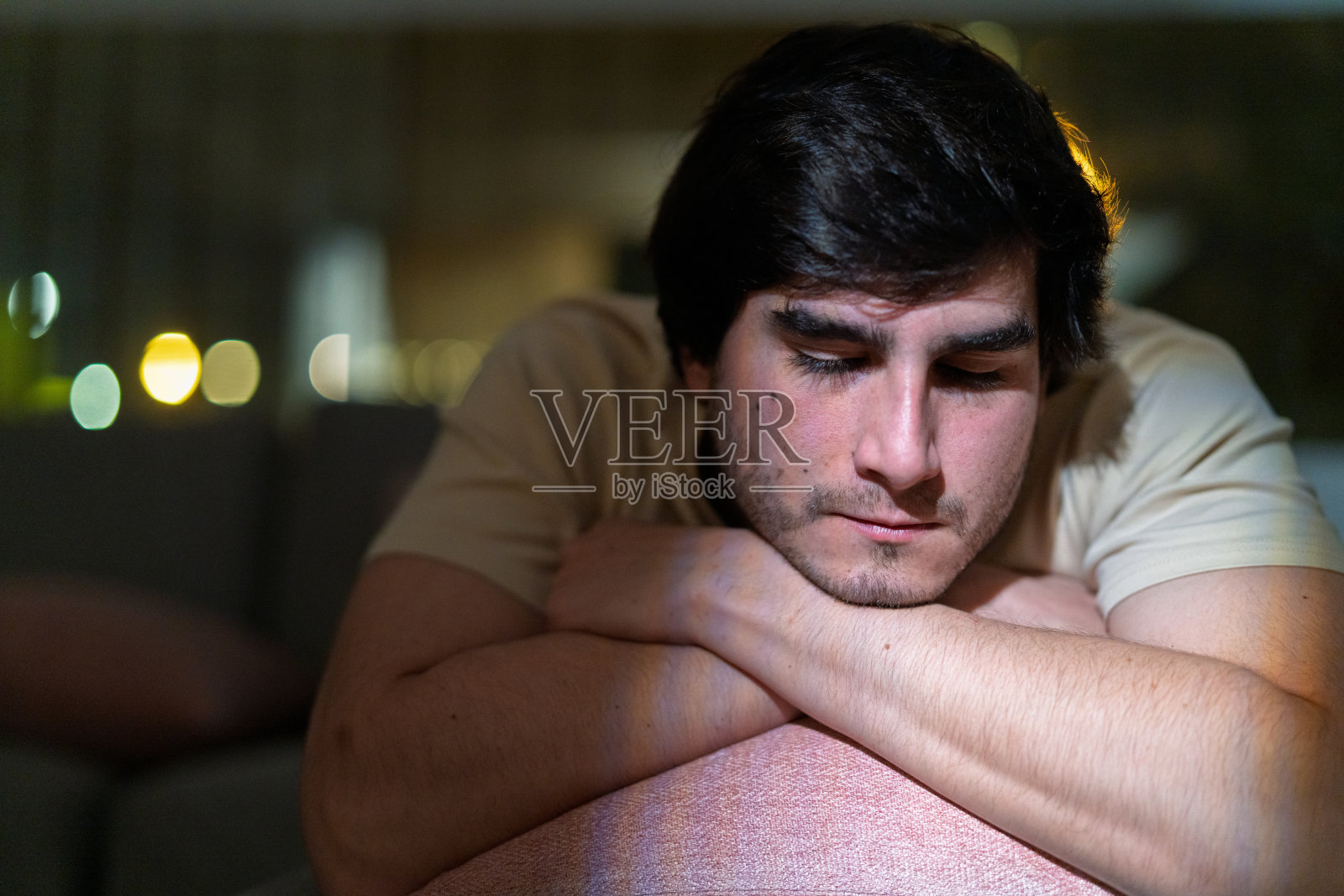 年轻人应对负面情绪和心理健康问题照片摄影图片