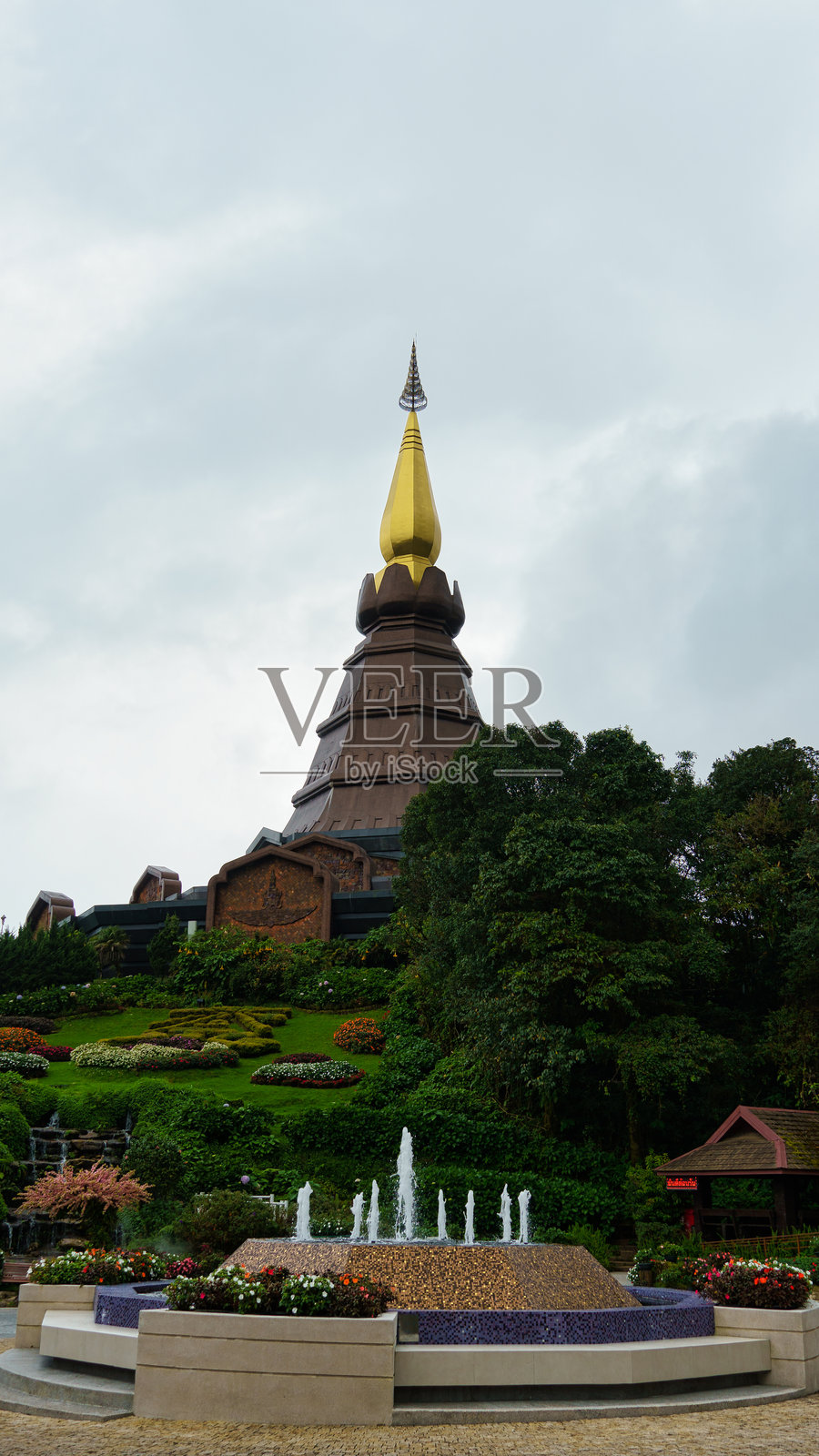 清迈令人惊叹的佛塔美景，四周环绕着生机勃勃的翠绿植被照片摄影图片