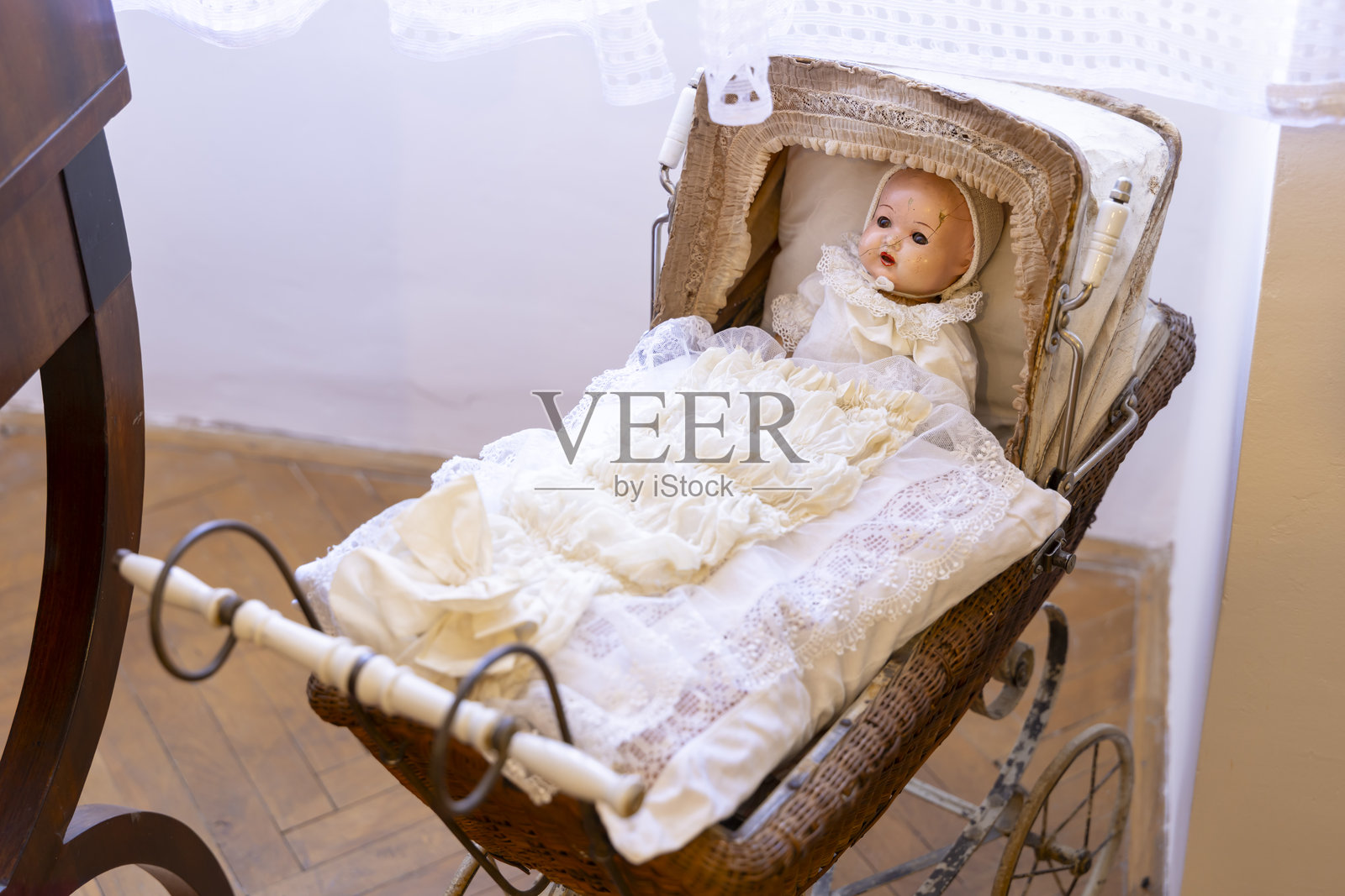 老旧玩偶从捷克的雅罗梅日采 nad Rokytnou 的古董婴儿车中望出照片摄影图片