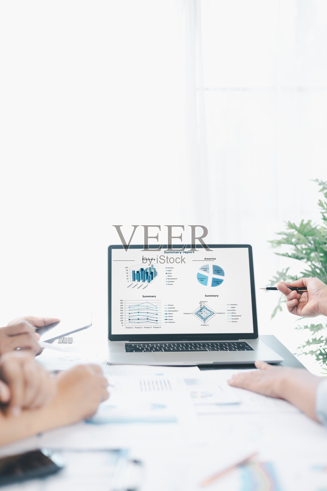 商业数据分析概念，同事们在笔记本电脑上查看财务报告，并指出带有增长图表的图表，团队讨论统计数据，规划战略和企业成功。照片摄影图片