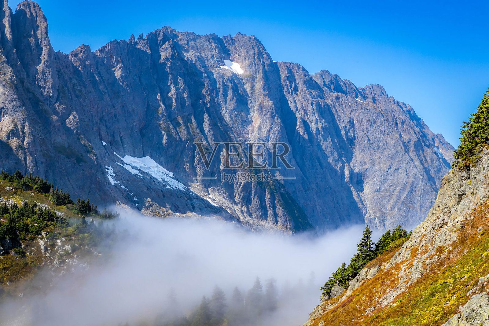 萨哈莱臂步道卡斯卡德山口庄严的云雾照片摄影图片