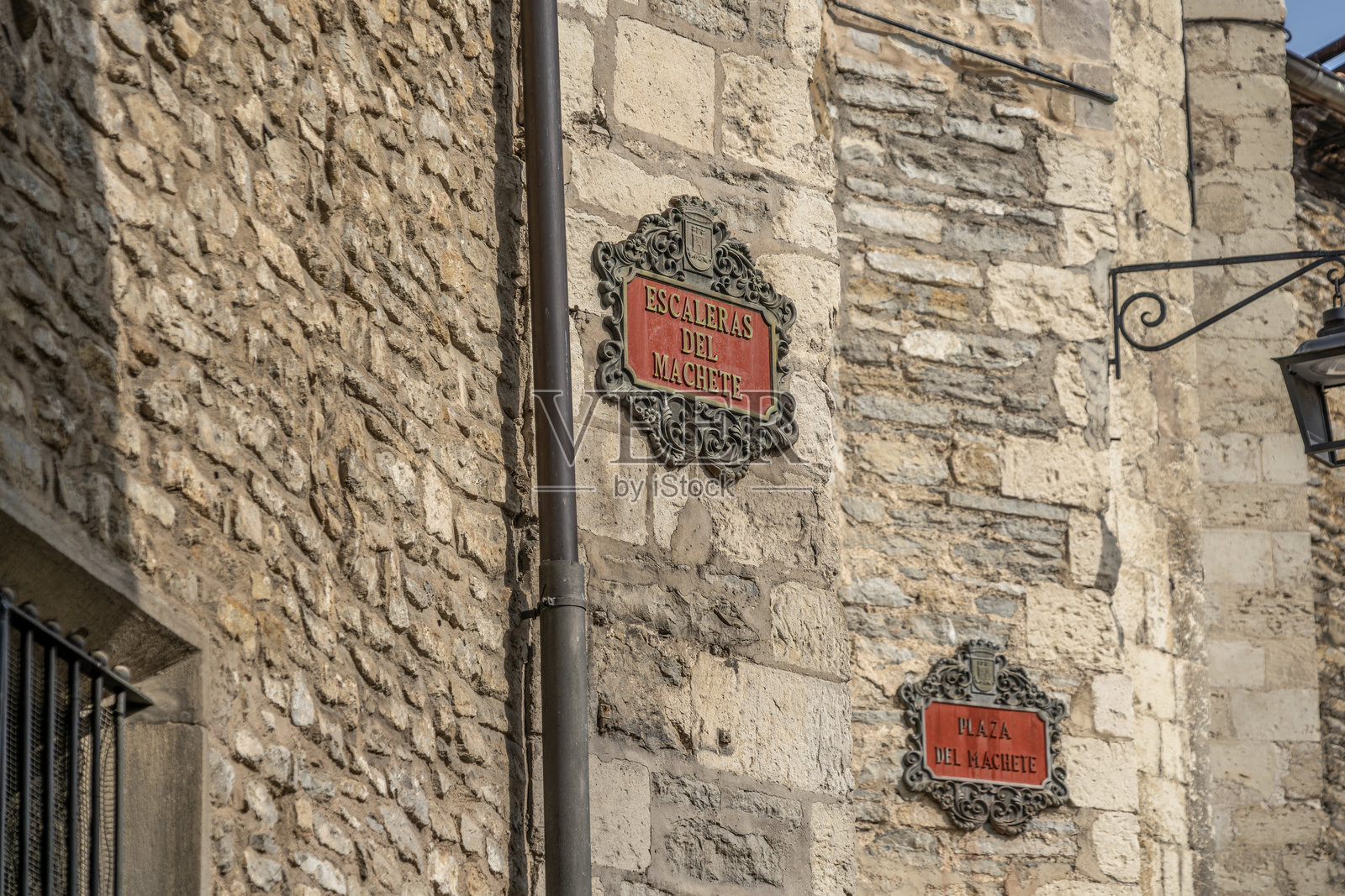 维多利亚-加斯泰伊兹老城区中世纪风格的传统历史街道标志和门牌照片摄影图片