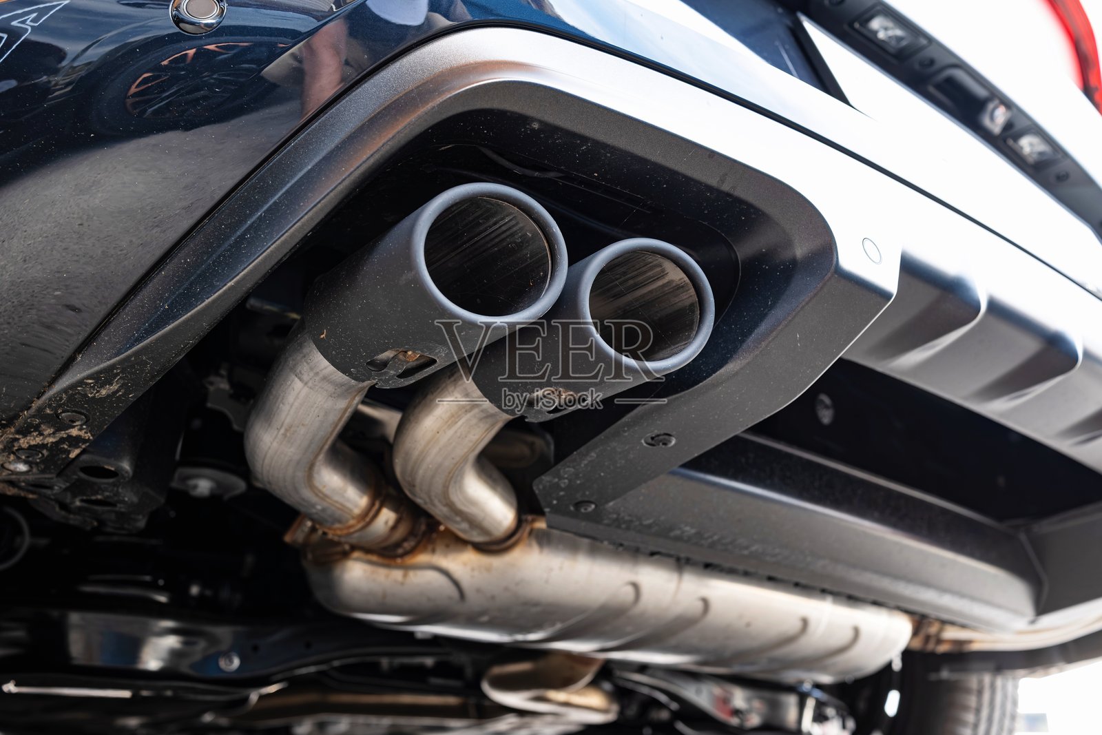 新款欧系汽车的双尖排气管尾喉和消音器、管道及消音箱，广角仰拍，无人画面照片摄影图片