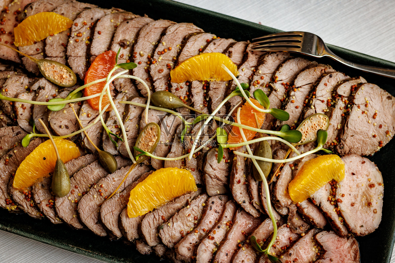橙子和芥末籽烤牛肉拼盘照片摄影图片
