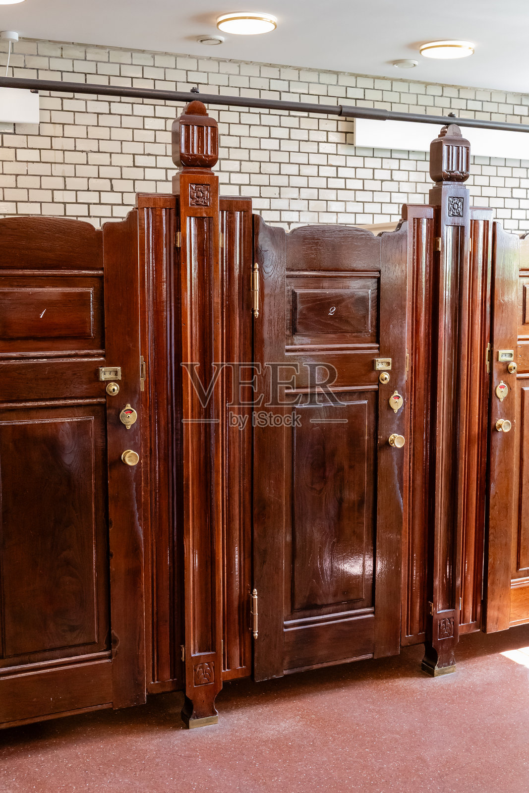 老式室内木制马桶隔间照片摄影图片