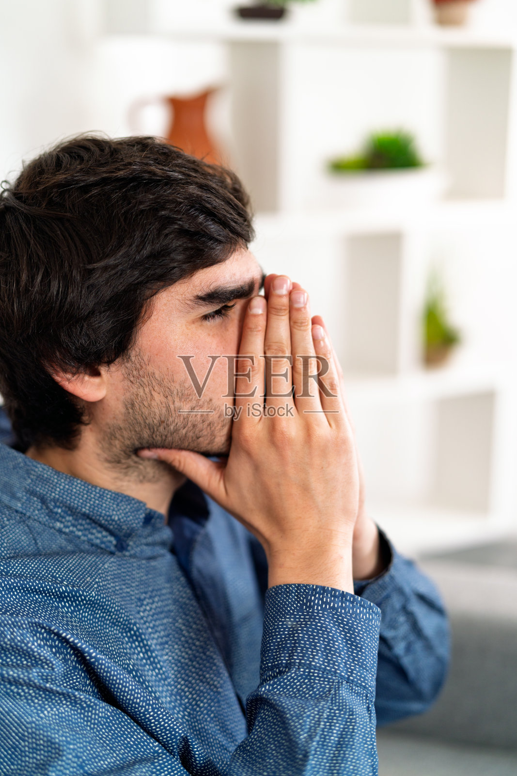 年轻男子在家中与抑郁和焦虑作斗争照片摄影图片