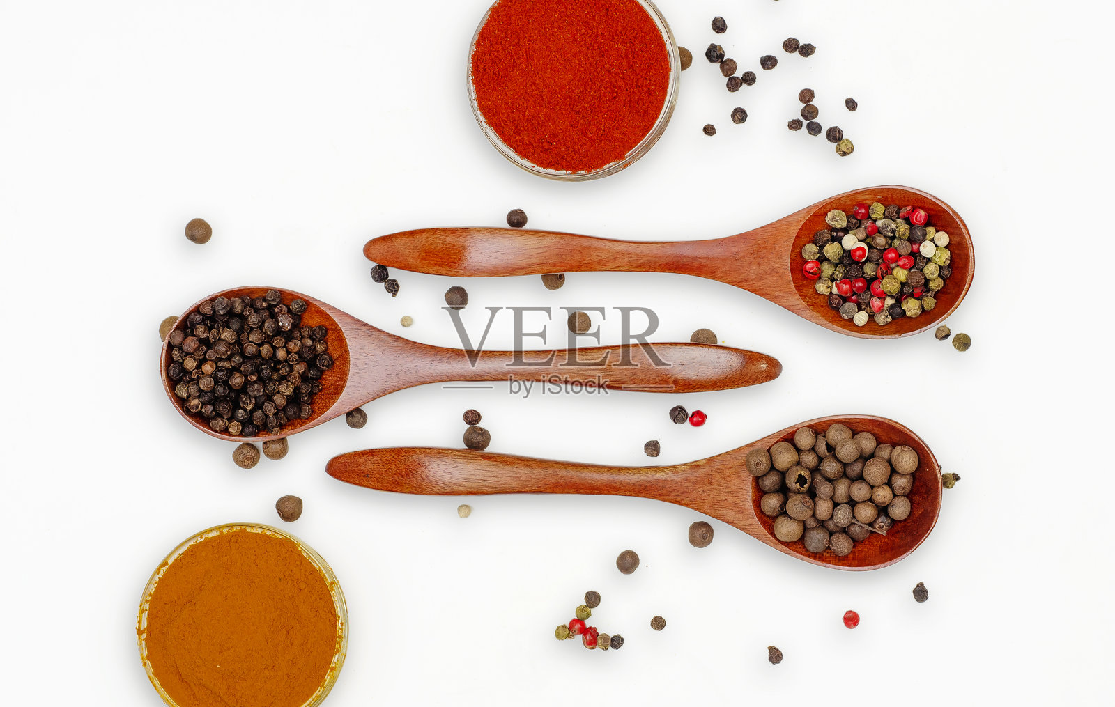 各种香料和调味品盛放在碗和勺子里，背景为白色。适用于网站、内容和烹饪屏保。照片摄影图片