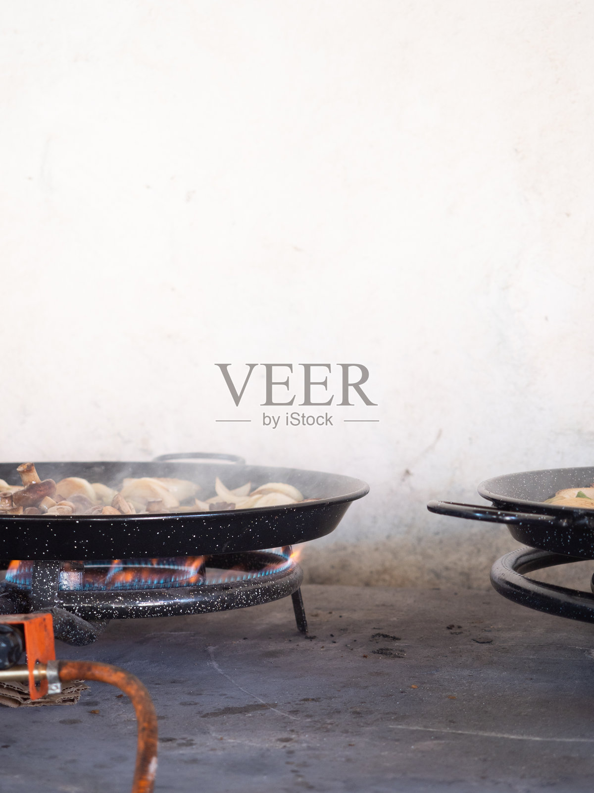 大锅煤气灶上烹饪的海鲜饭照片摄影图片