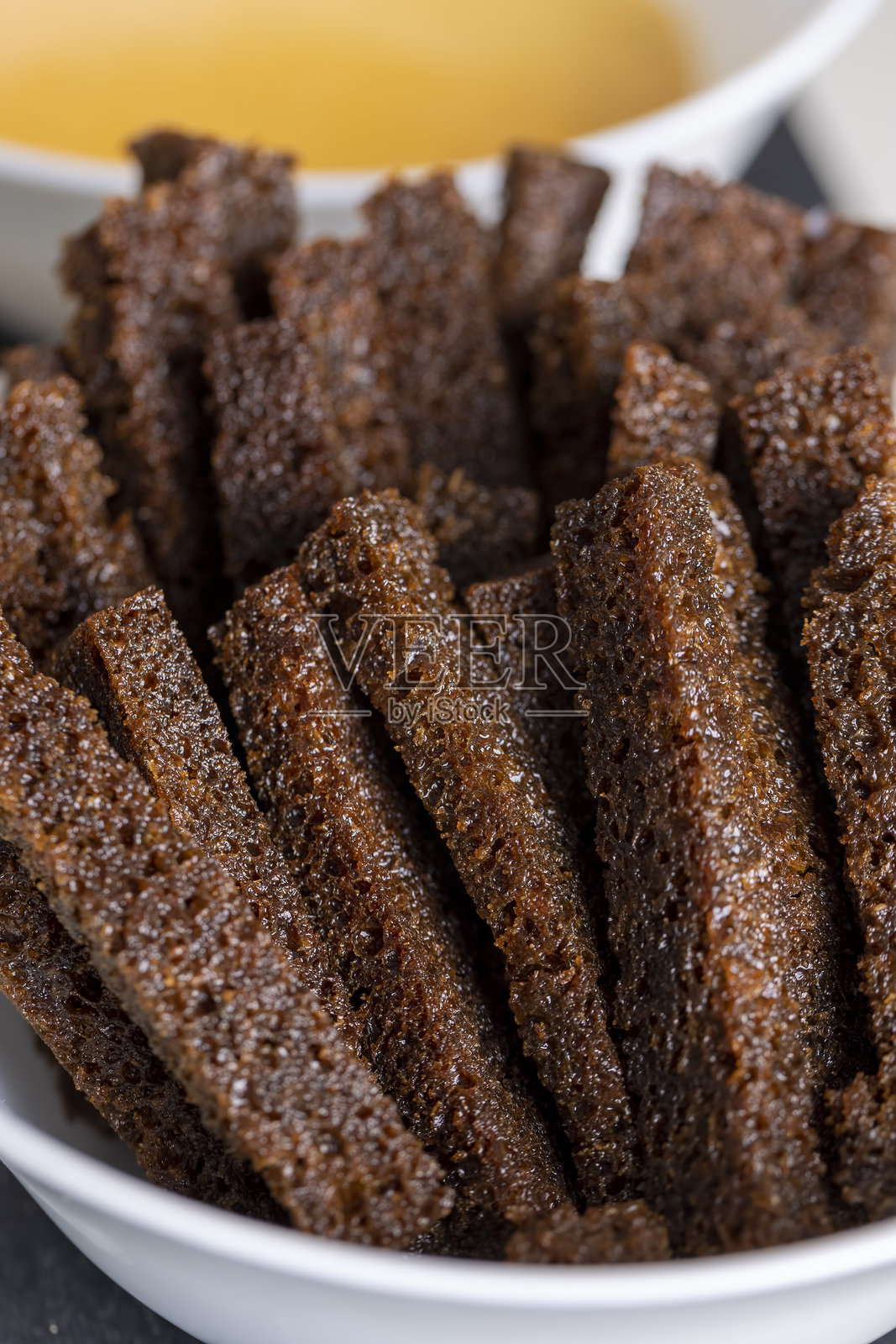 在葵花籽油中炸至酥脆的烤面包块，配有香料，特写奶酪酱的美味酥脆黑麦面包丁照片摄影图片