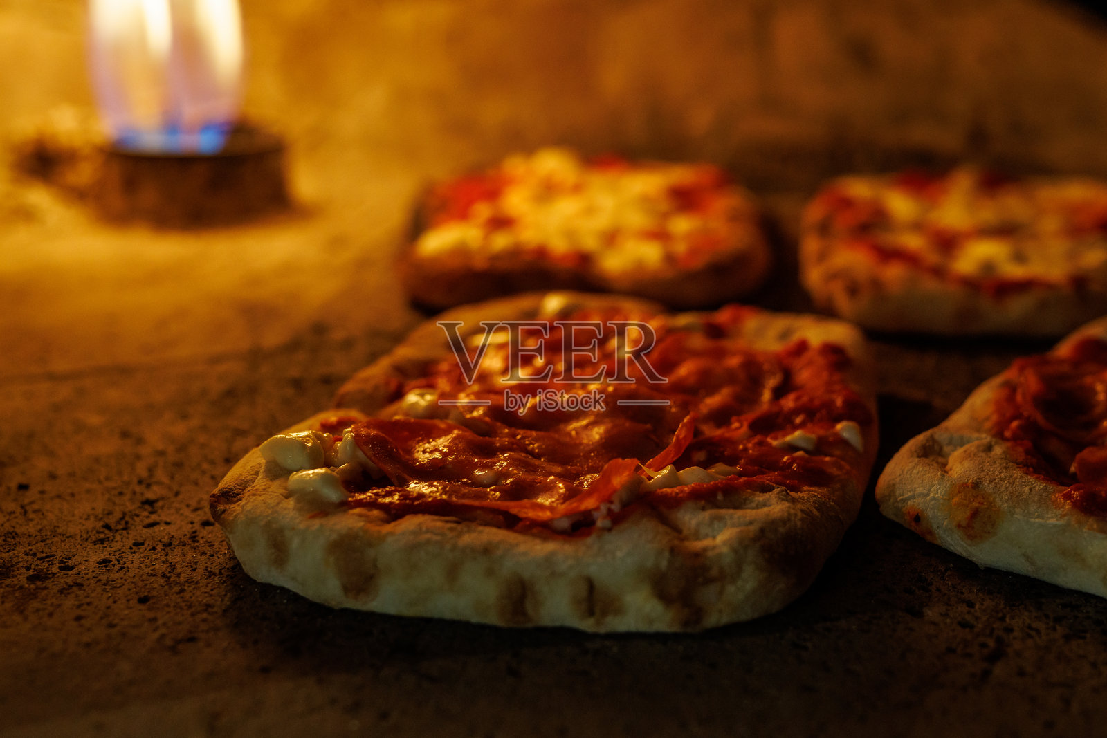 迷你披萨在传统柴火烤炉中烘烤照片摄影图片