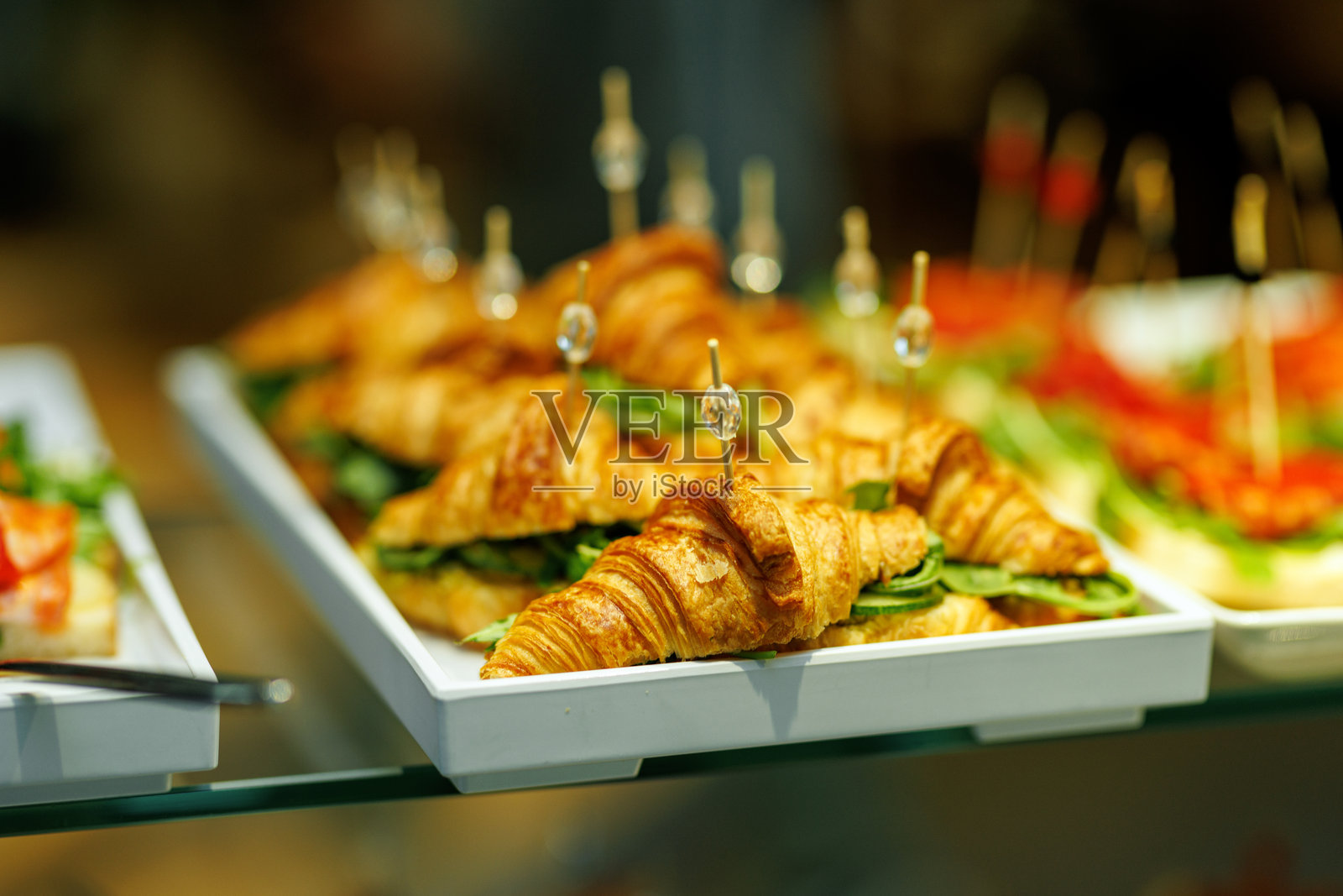 托盘上盛放着加了菠菜和奶酪的可颂三明治照片摄影图片