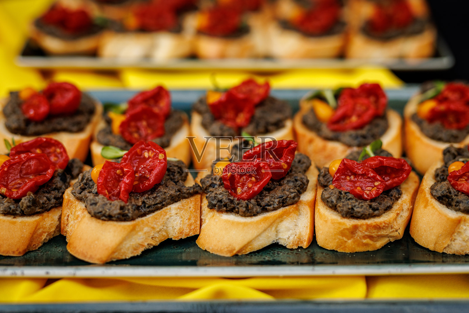 橄榄酱和干番茄的开胃小点照片摄影图片