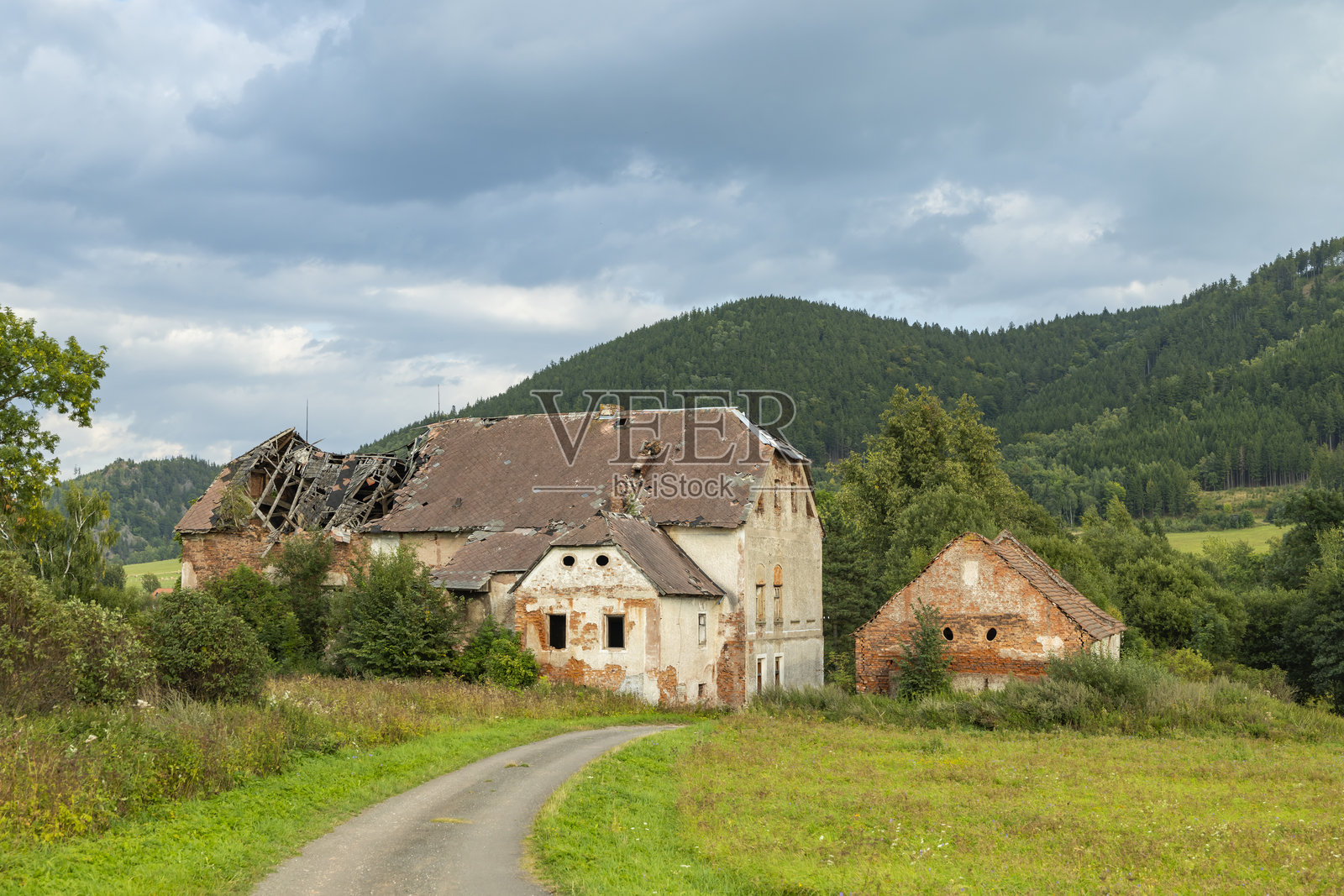 捷克克拉洛韦茨（Kralovec）一座废弃的老农舍照片摄影图片