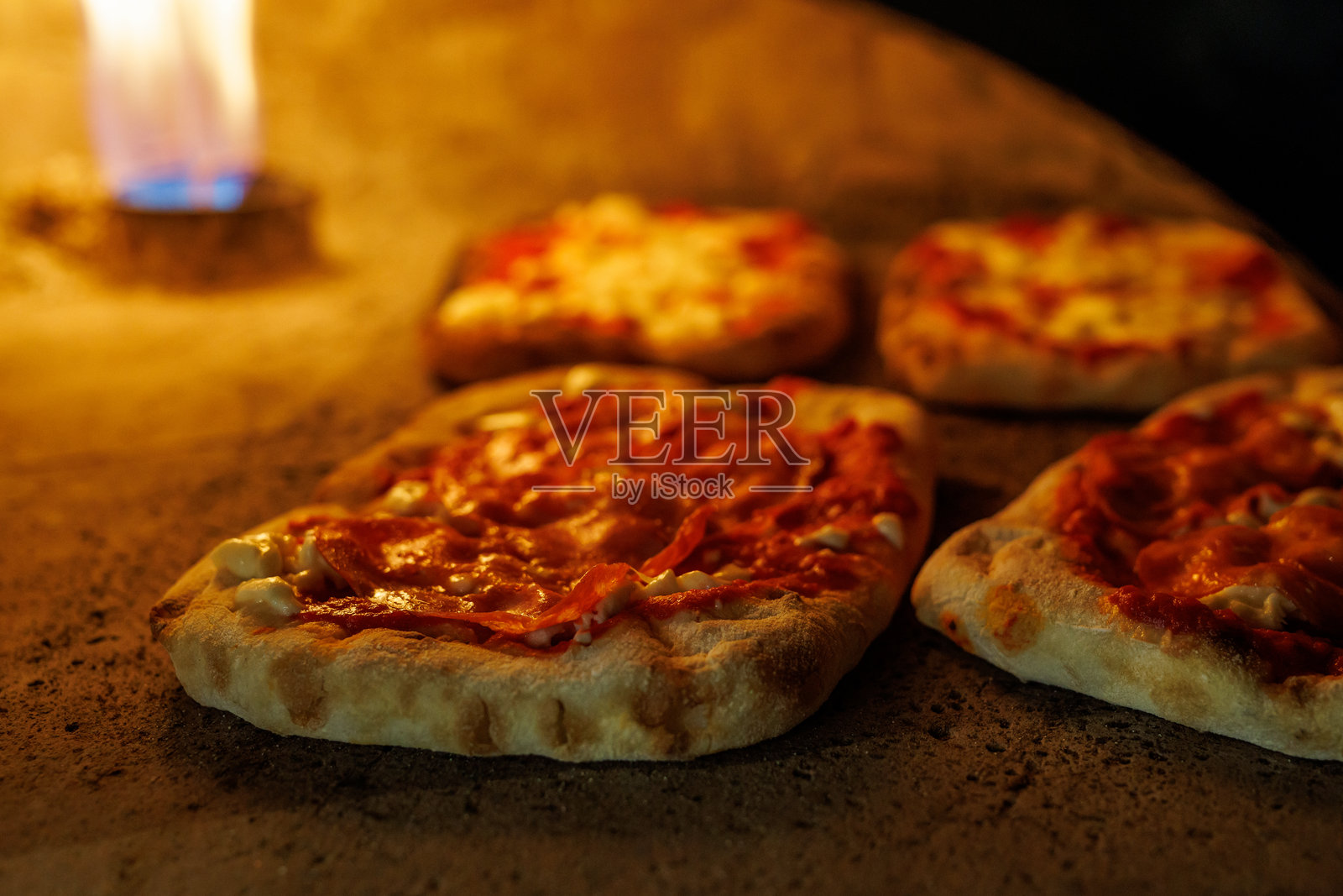 木烤炉中烘烤的正宗意大利披萨照片摄影图片