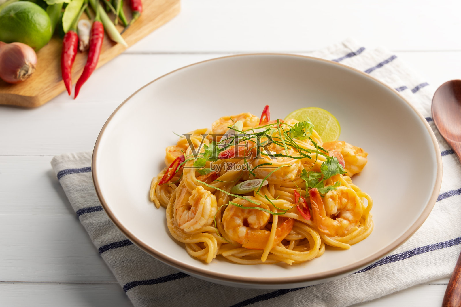 奶油冬阴功意大利面，泰式融合风味，鲜虾意面佐以冬阴功酱。照片摄影图片