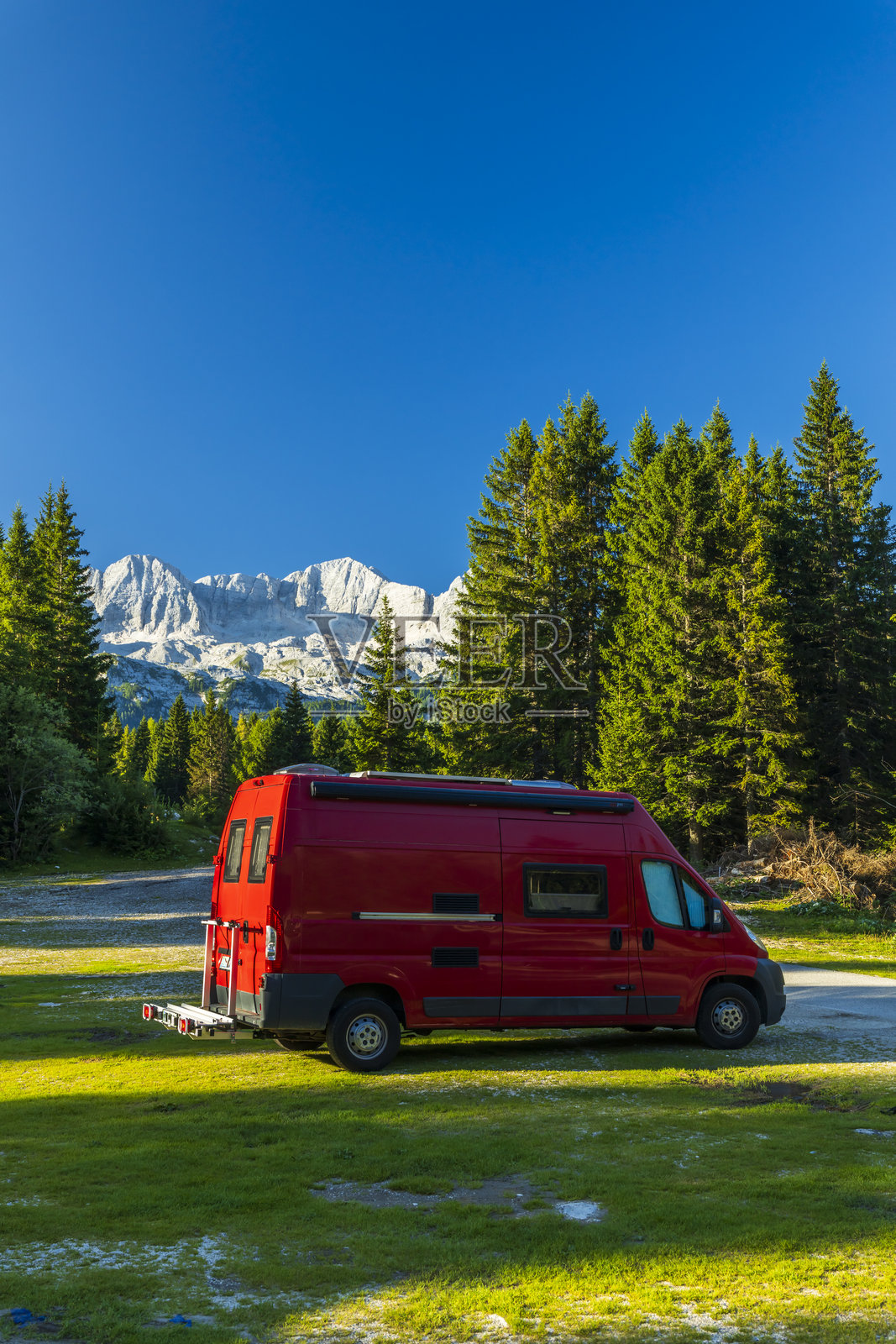 露营车停在绿色的山林中露营照片摄影图片