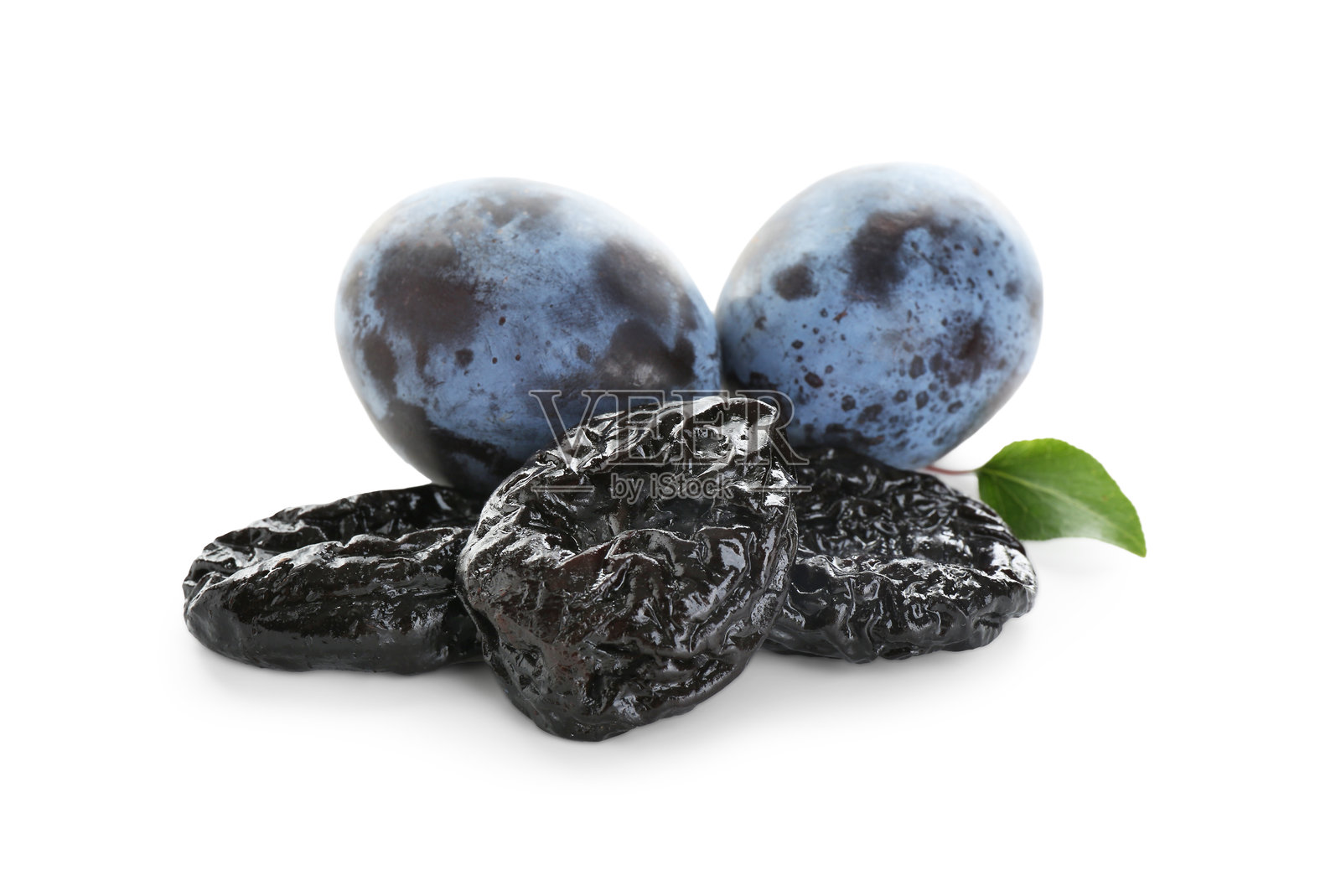 干李子、新鲜李子和绿叶在白色背景上孤立照片摄影图片